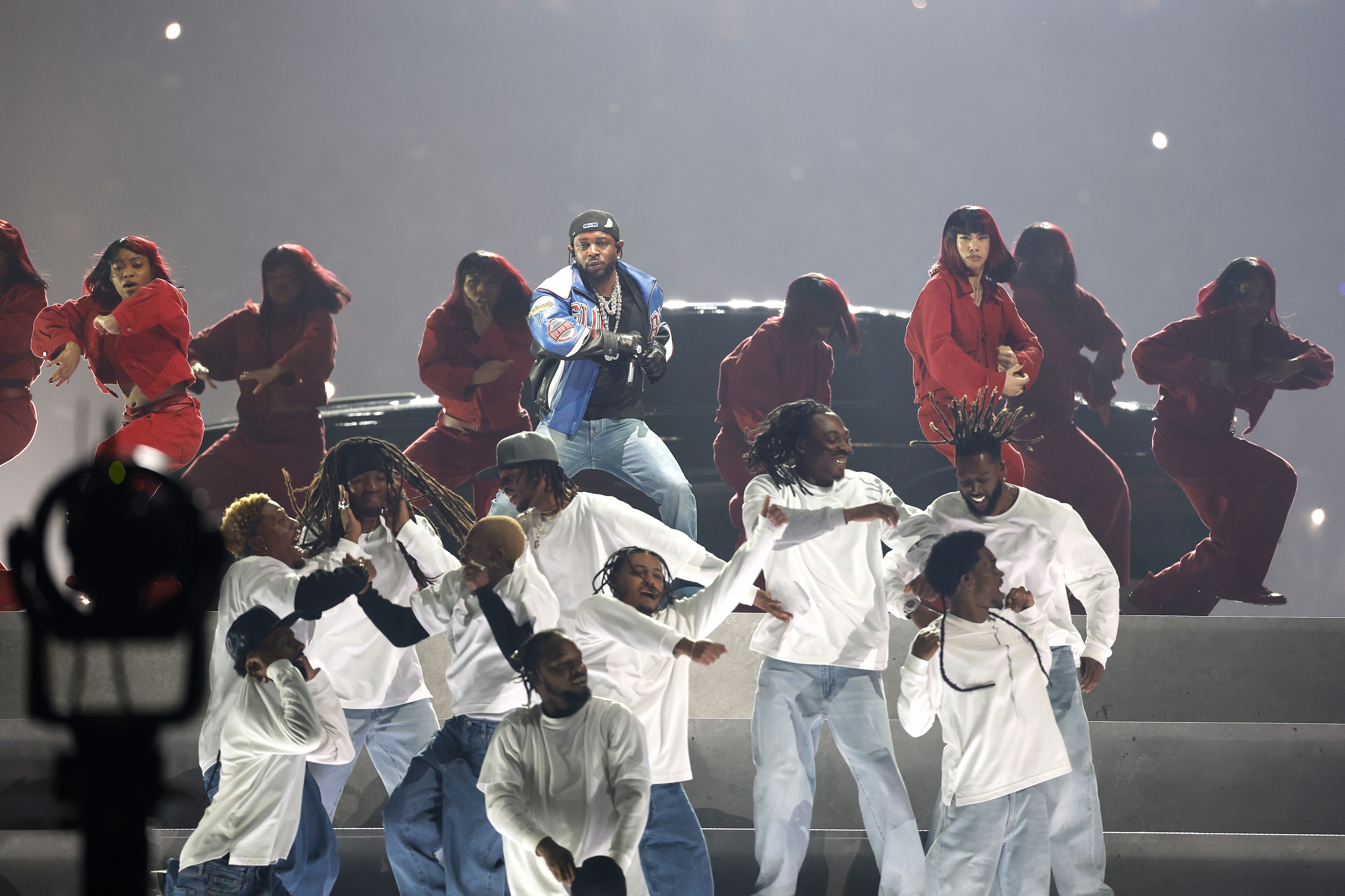 NEW ORLEANS (United States), 10/02/2025.- Kendrick Lamar (C) performs in the Halftime Show of Super Bowl LIX between the Kansas City Chiefs and the Philadelphia Eagles at Caesars Superdome in New Orleans, Louisiana, USA, 09 February 2025. The Super Bowl is the annual championship game of the NFL between the AFC Champion and the NFC Champion and has been held every year since 1967. (Nueva Orleáns, Filadelfia) EFE/EPA/ERIK S. LESSER