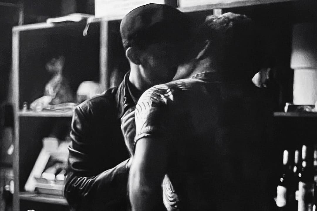 El motivo del beso entre Bad Bunny y el actor Gael García Bernal