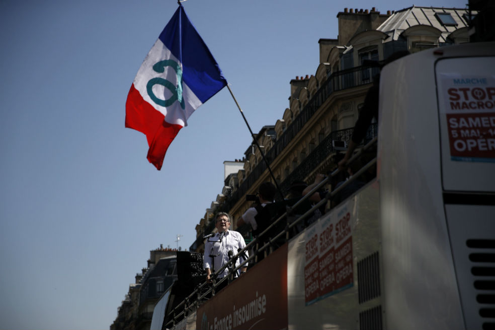 Miles de personas marchan en Francia contra Macron