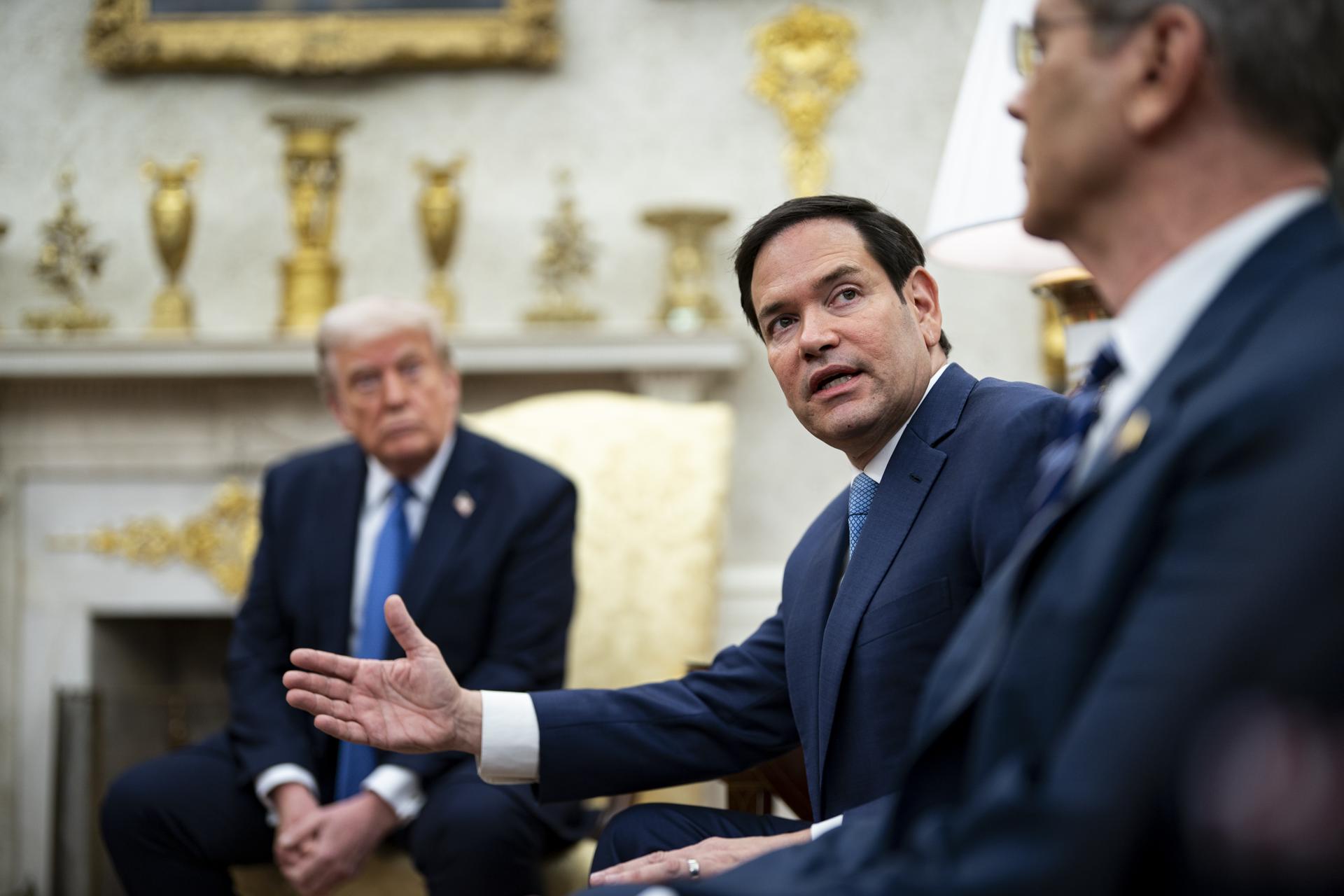 WASHINGTON (United States), 24/04/2025.- (L-R) US President Donald Trump, US secretary of state Marco Rubio, and US treasury secretary Scott Bessent, during a meeting with Norway's prime minister Jonas Gahr Store, not pictured, in the Oval Office of the White House in Washington, DC, USA, 24 April 2025. (Noruega) EFE/EPA/AL DRAGO / POOL
