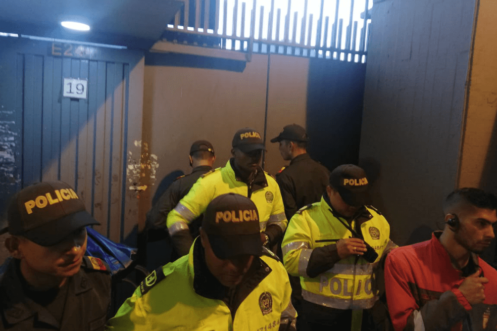 Denuncian a auxiliares de Policía que habrían robado a hincha en estadio El Campín