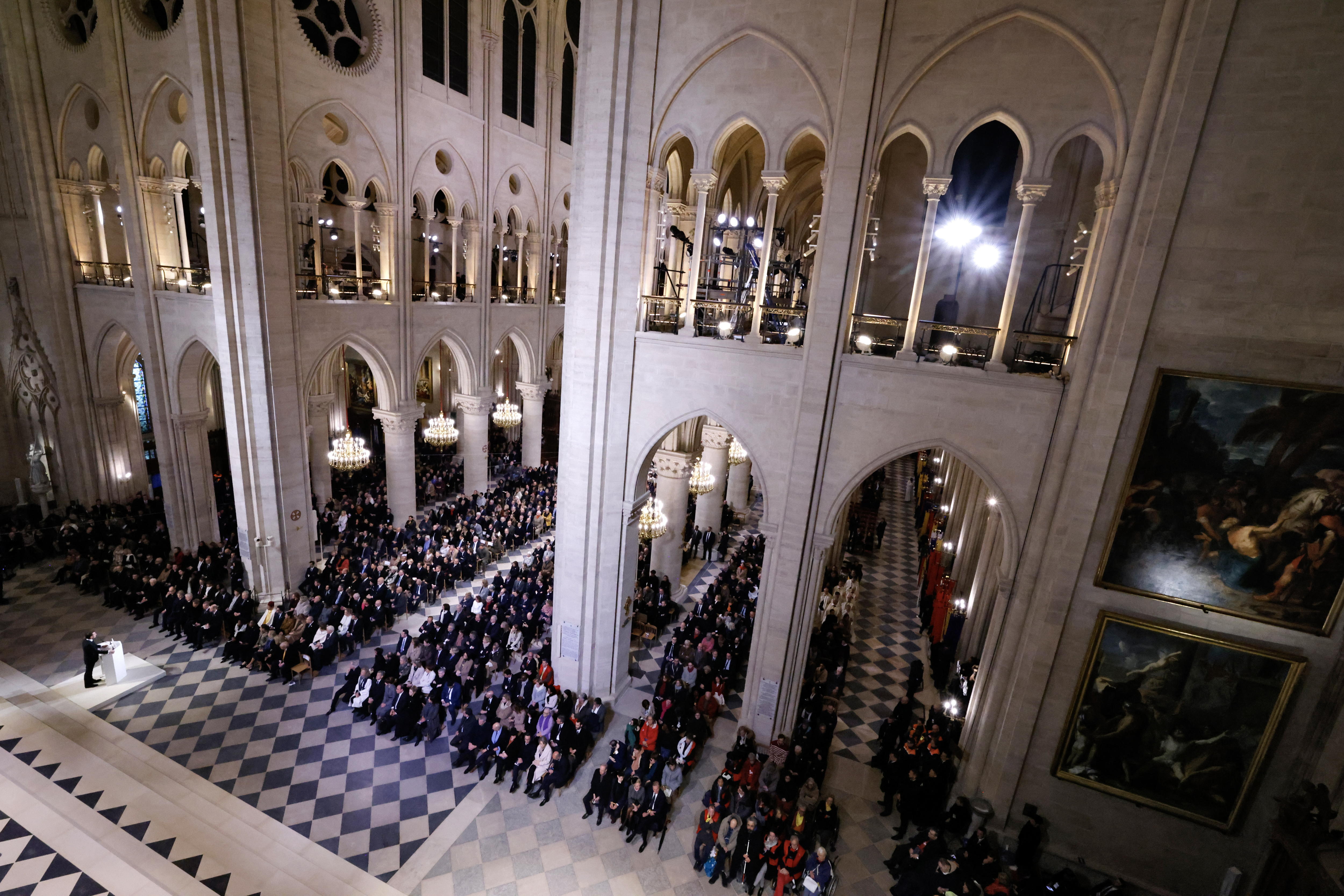 Paris (France), 07/12/2024.- French President Emmanuel Macron (L) delivers a speech inside the Notre Dame de Paris cathedral, during a ceremony to mark its reopening in Paris, France, 07 December 2024. The Notre Dame de Paris Cathedral reopens on 07 December after nearly six years of renovation work following its destruction by a fire on 15 April 2019. (Francia) EFE/EPA/LUDOVIC MARIN / POOL MAXPPP OUT