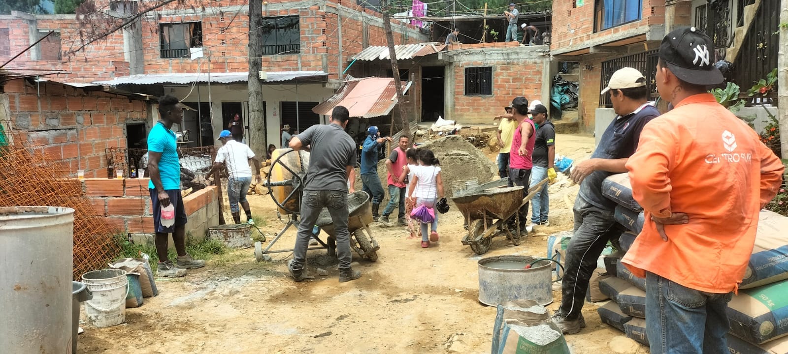 Construcción de una vía autogestionada por la misma comunidad en un barrio del Valle de Aburrá.