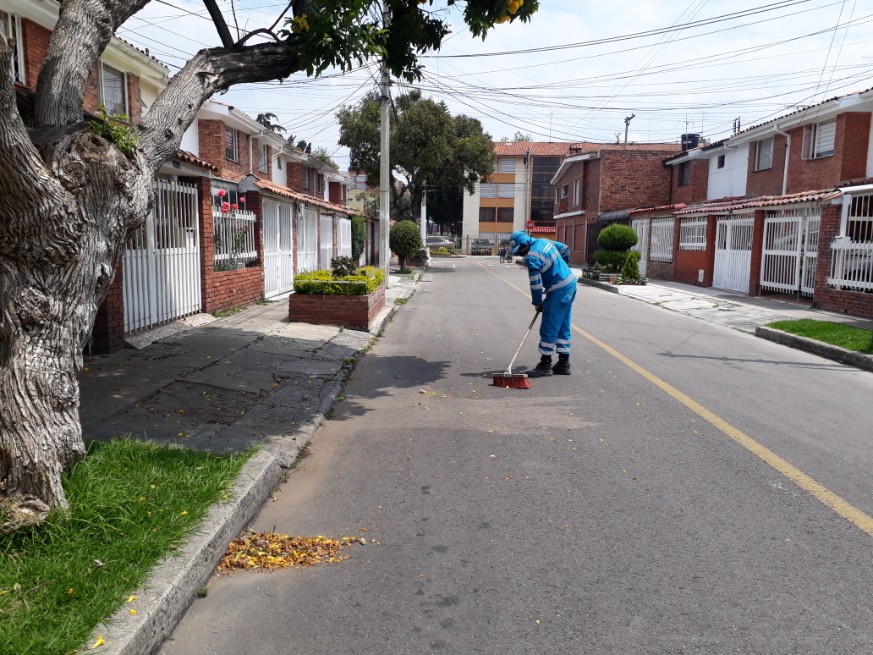 Elkin hoy limpió las calles del barrio Santa Helena, norte de Bogotá.