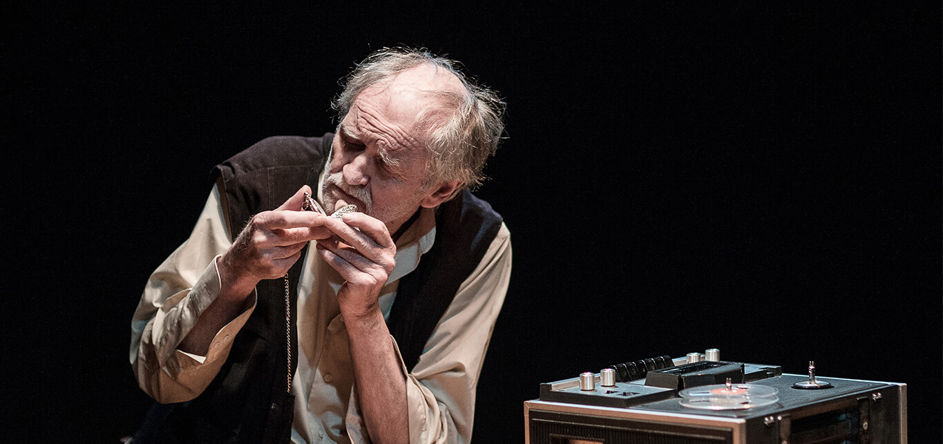 Joe Broderick durante la obra "La última cinta de Krapp", de Samuel Beckett, bajo la dirección de Camilo Carvajal en el Teatro Estudio del Teatro Mayor Julio Mario Santo Domingo, en 2021, en Bogotá.