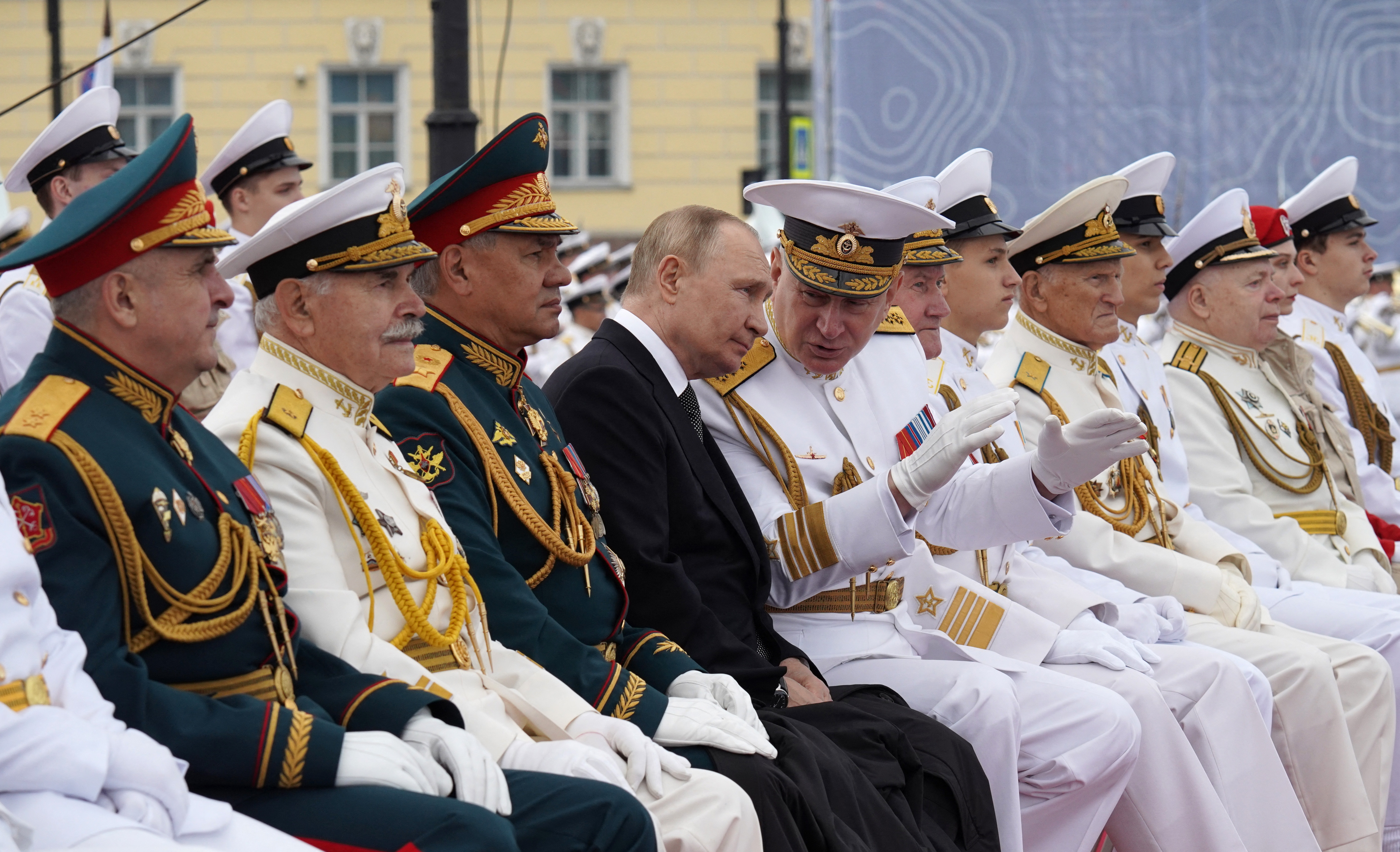 El Presidente de Rusia, Vladimir Putin, mientras participa en el desfile naval principal que marca el Día de la Marina Rusa, en San Petersburgo, el 31 de julio de 2022.