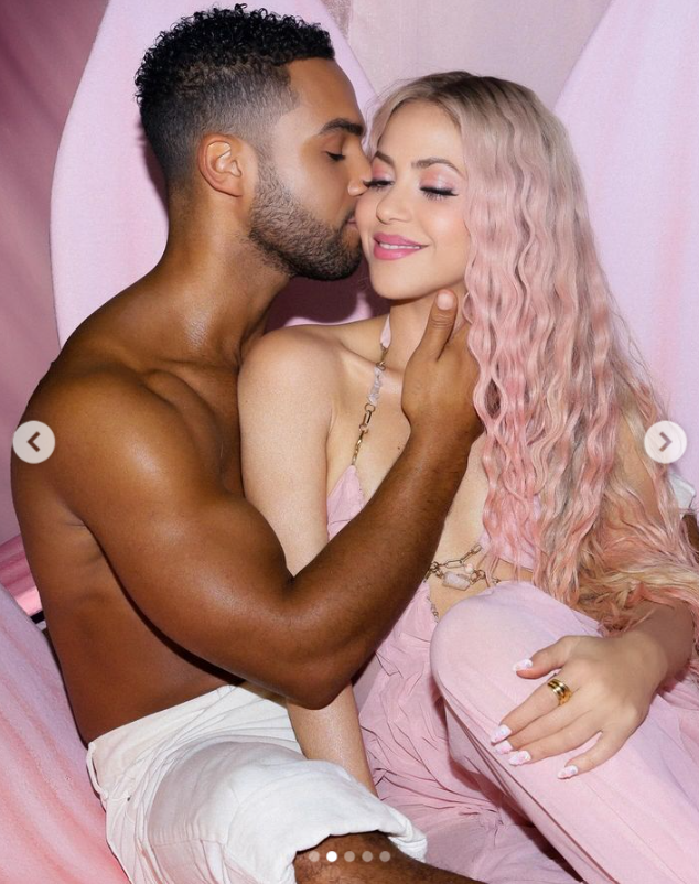 Shakira y Lucien Leon Laviscount como parte de la promoción de su nuevo álbum.