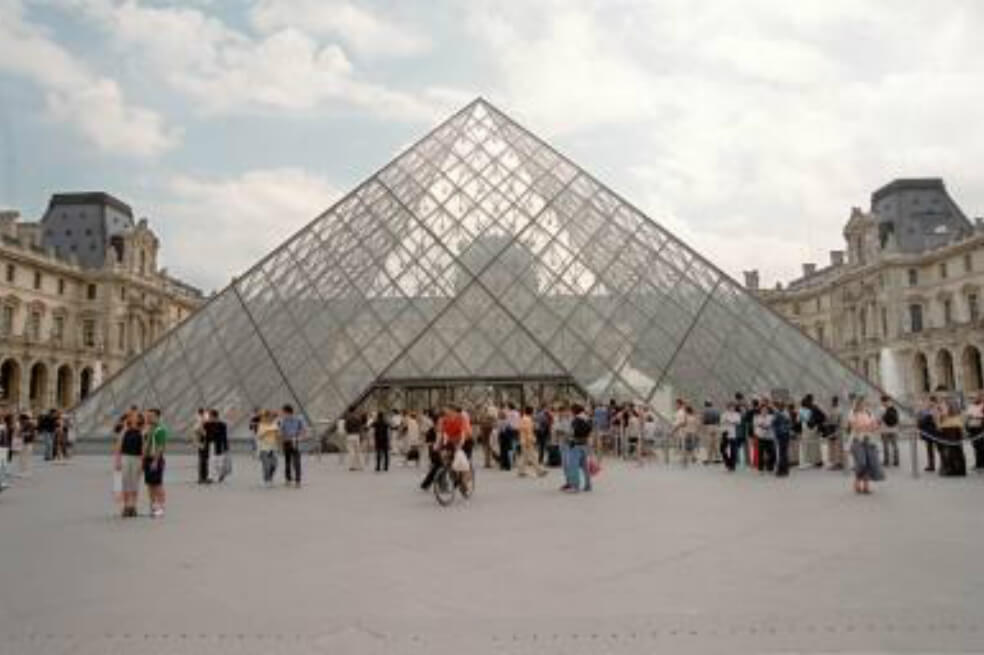 La idea revolucionó el museo. Antes de la pirámide, Louvre recibía unos dos millones de visitantes anuales. El año pasado se superaron los 10 millones. / EFE