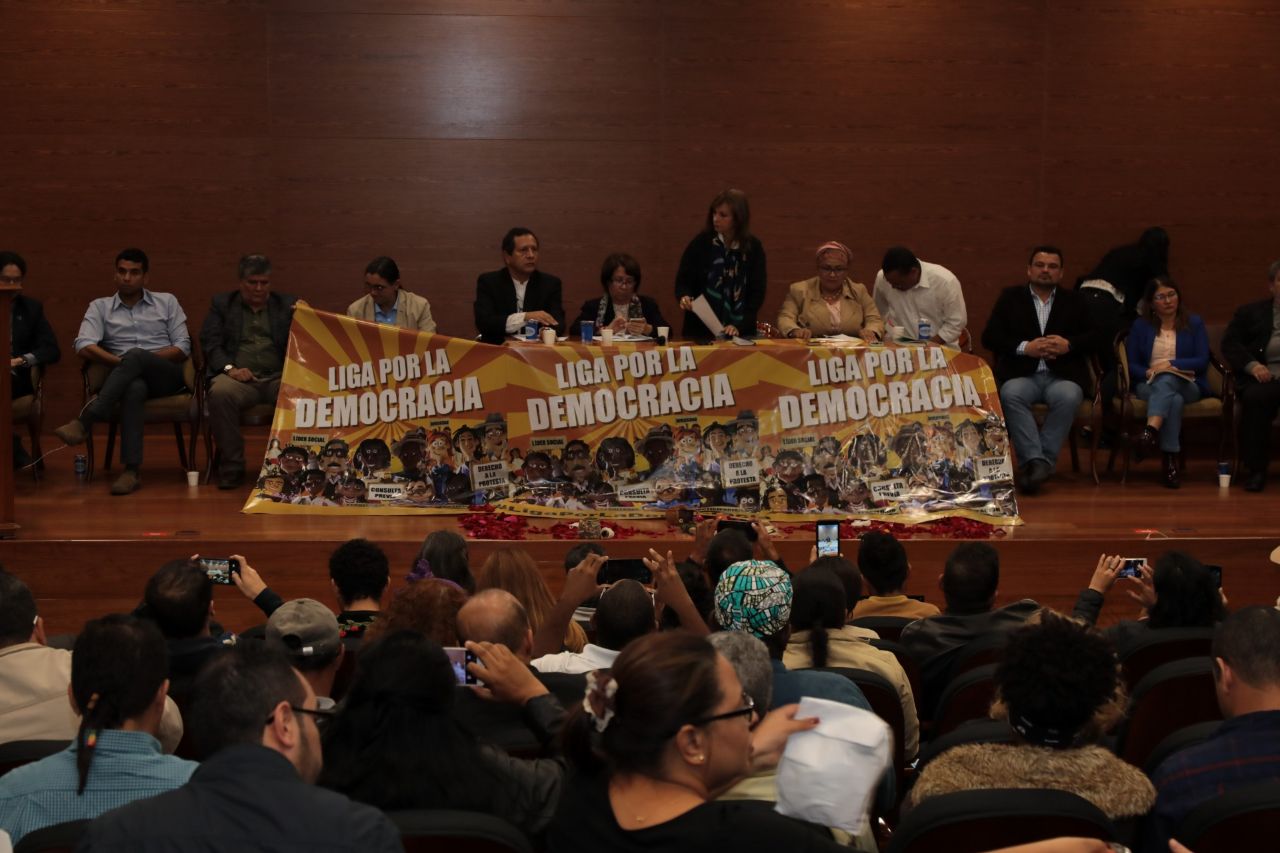 Bancada alternativa conformó junto a organizaciones sociales la Liga por la Democracia