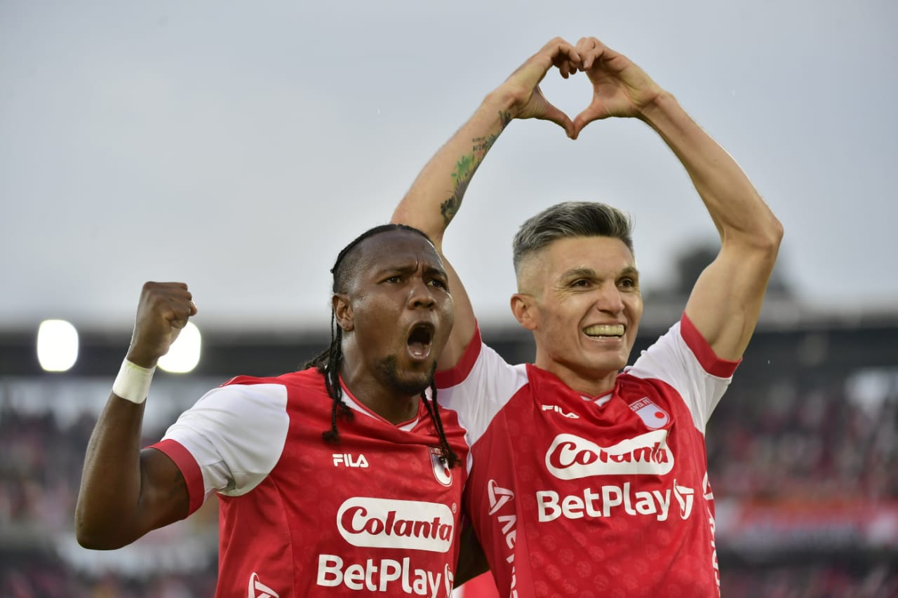 La celebración en vano del gol anulado a Daniel Torres dejó esta postal linda postal del volante junto a Hugo Rodallega.
