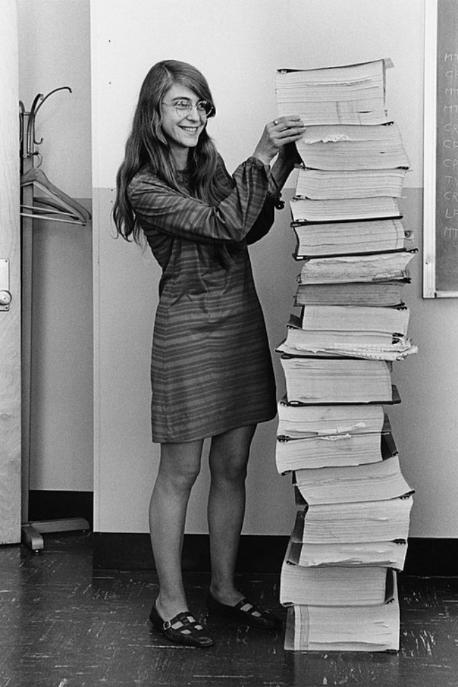 Margaret Hamilton posa frente al código del software de vuelo para el proyecto Apollo. Fecha: 1 de enero de 1969.Foto: Draper Laboratory; restaurada por by Adam Cuerden.Los ingenieros en Tierra comprendieron la situación y le dijeron a los astronautas la típica expresión gringa que escuchamos en las películas: !go, go, go! (vayan, vayan, vayan).