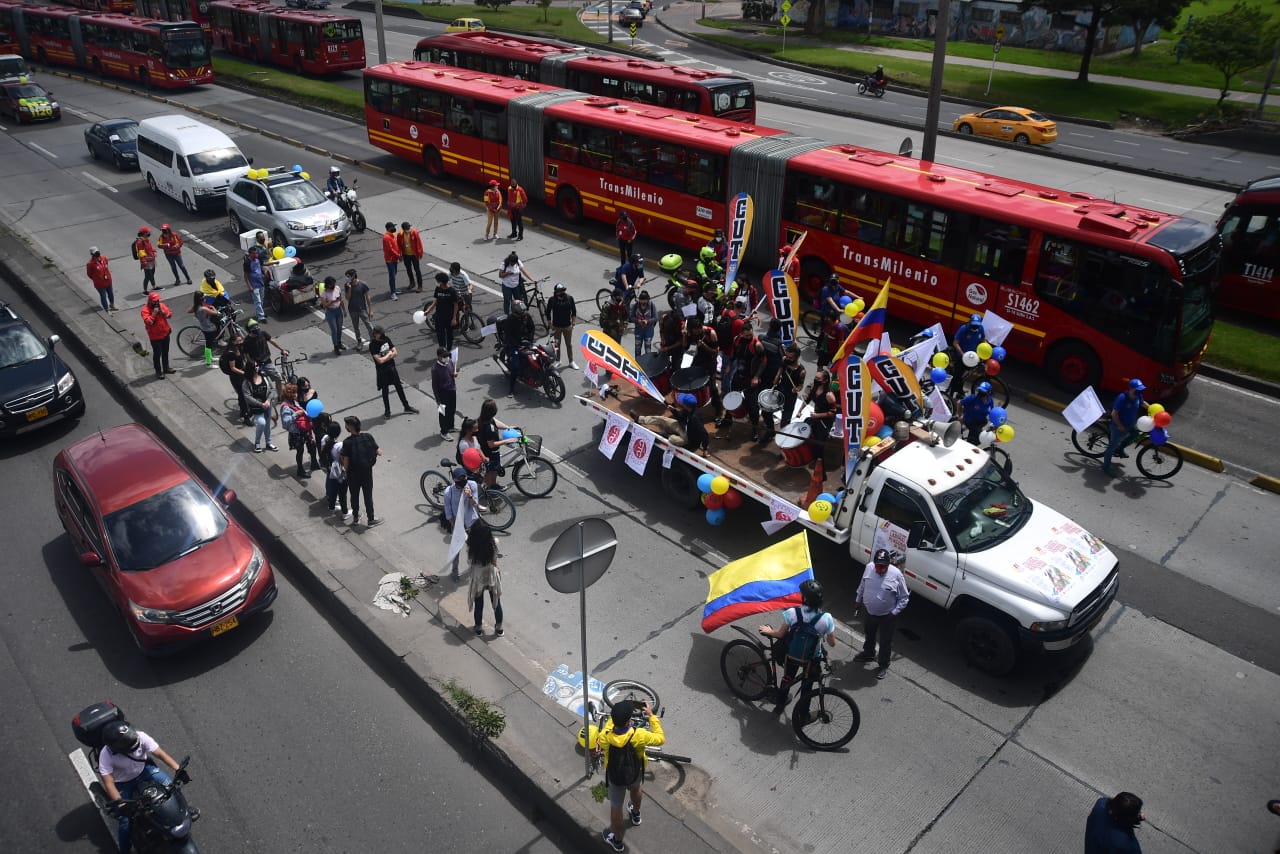 Por la autopista Norte se lleva a cabo una caravana que reúne más de 15 autos, esta  se lleva a cabo por parte de Fecode.