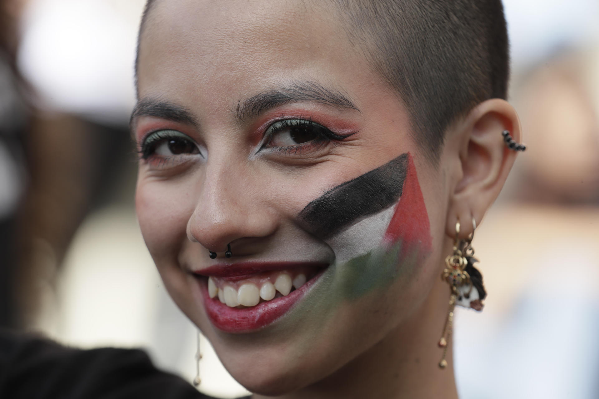 AME5688. BOGOTÁ (COLOMBIA), 07/10/2025.- Una mujer participa en una manifestación en apoyo a Palestina y contra la guerra en Gaza con motivo del segundo aniversario del ataque de Hamás contra Israel, este martes en Bogotá (Colombia). EFE/ Carlos Ortega