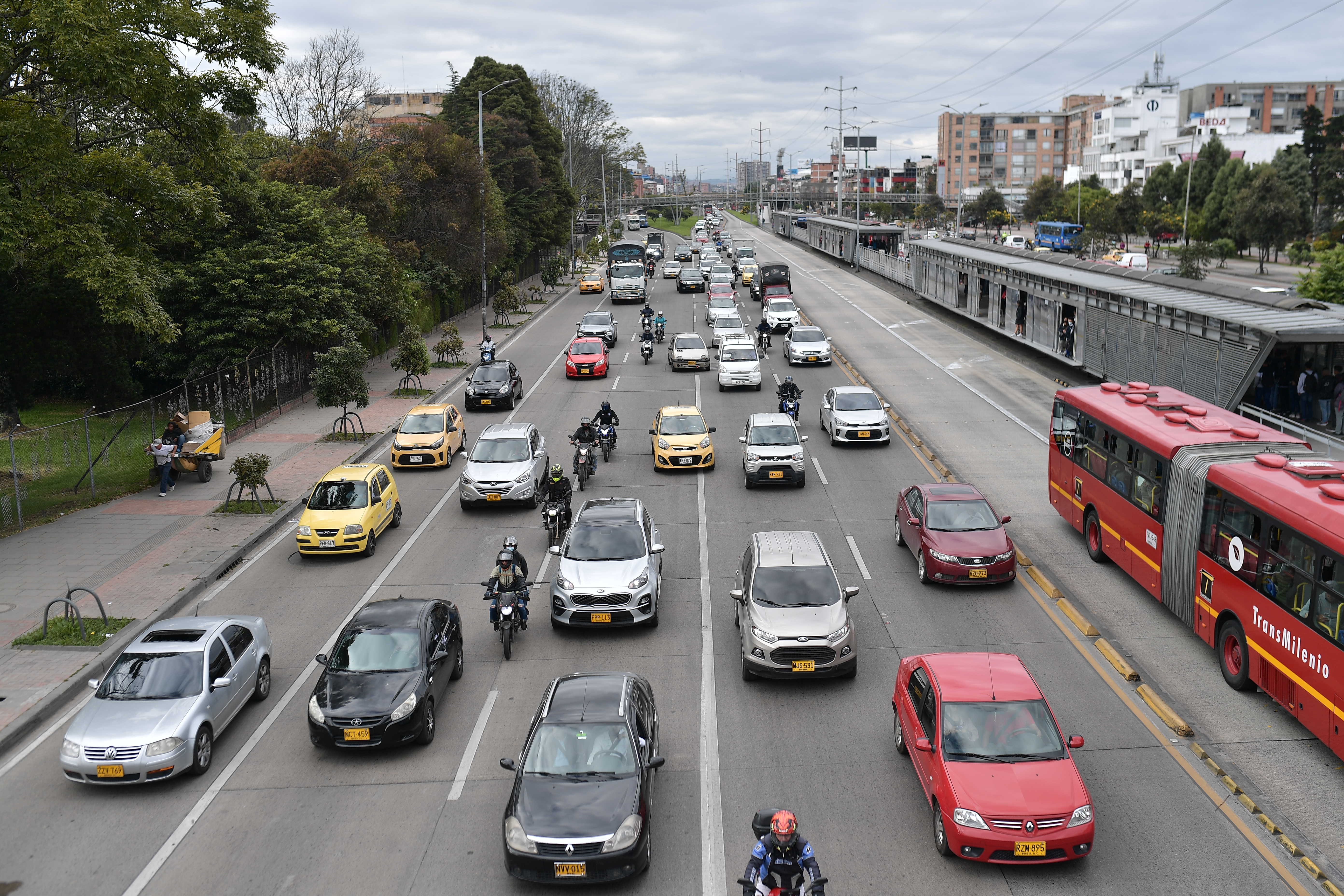 Vehículos híbridos: opción sostenible, poco sostenible ¿deben tener pico y placa?