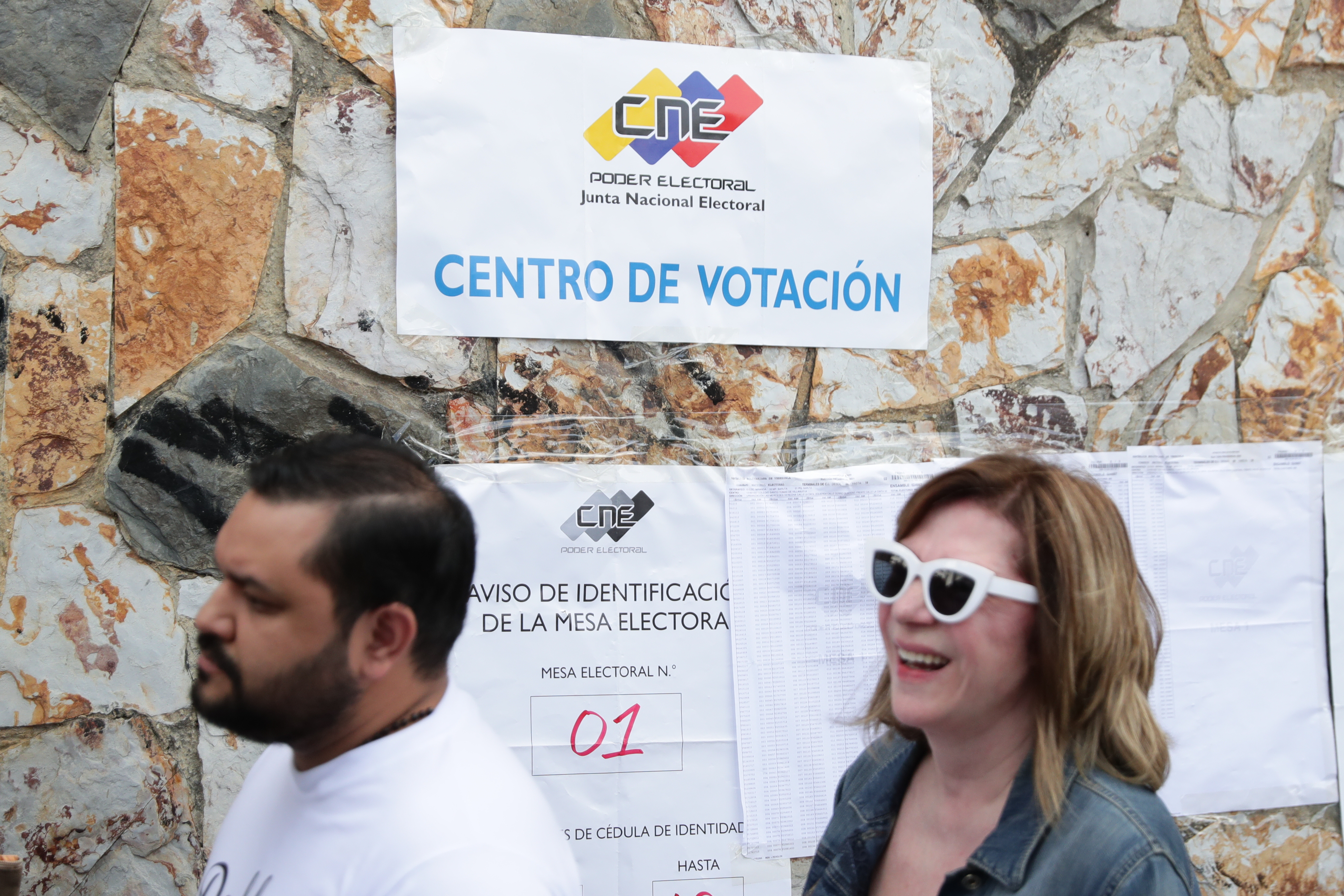 AME5560. CARACAS (VENEZUELA), 28/07/2024.- Personas esperan para votar este domingo, en un centro de votación en Caracas (Venezuela). Venezuela elegirá presidente en una jornada para la que están llamadas a las urnas más de 21 millones de personas. El Consejo Nacional Electoral (CNE) de Venezuela informó este domingo que, sobre las 08.00 hora local (12.00 GMT), el 95 % de los 15.797 centros de votación ya estaban abiertos -dos horas más tarde la hora oficial fijada para la apertura- y computando los votos de personas que acudieron desde muy temprano a las urnas. EFE/ Ronald Peña R.