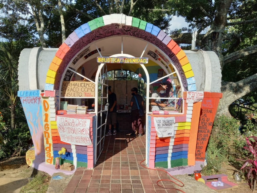 La Biblioteca de la Dignidad ya tiene, por lo menos, 200 libros para prestar y "truequear" con las personas que vayan a visitarla.