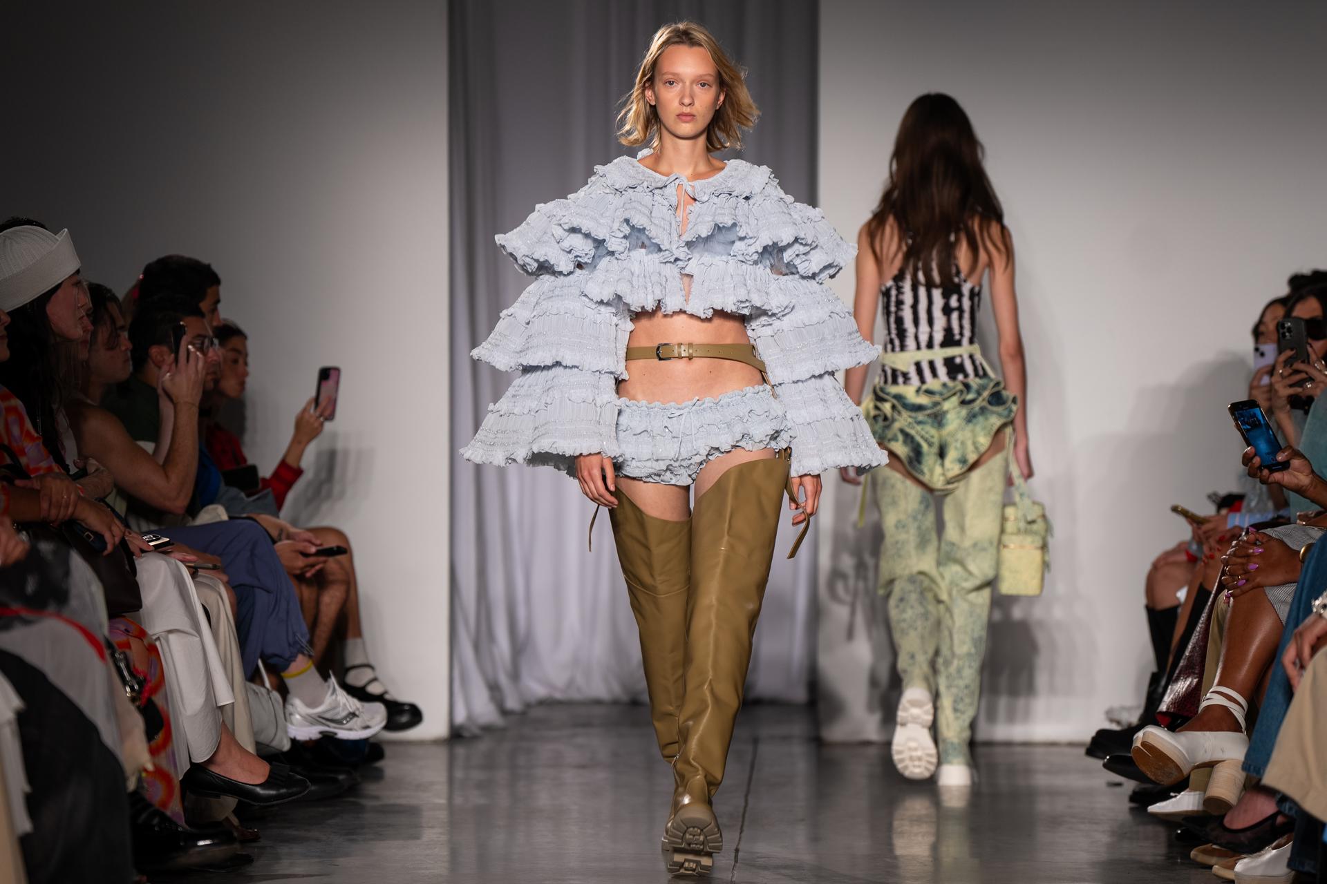 NEW YORK (United States), 14/09/2025.- A model presents a creation by Danish designer Christian Juul Nielsen at the Aknvas show at Studio 525 during New York Fashion Week in New York, New York, USA, 14 September 2025. (Moda, Nueva York) EFE/EPA/ANGELINA KATSANIS