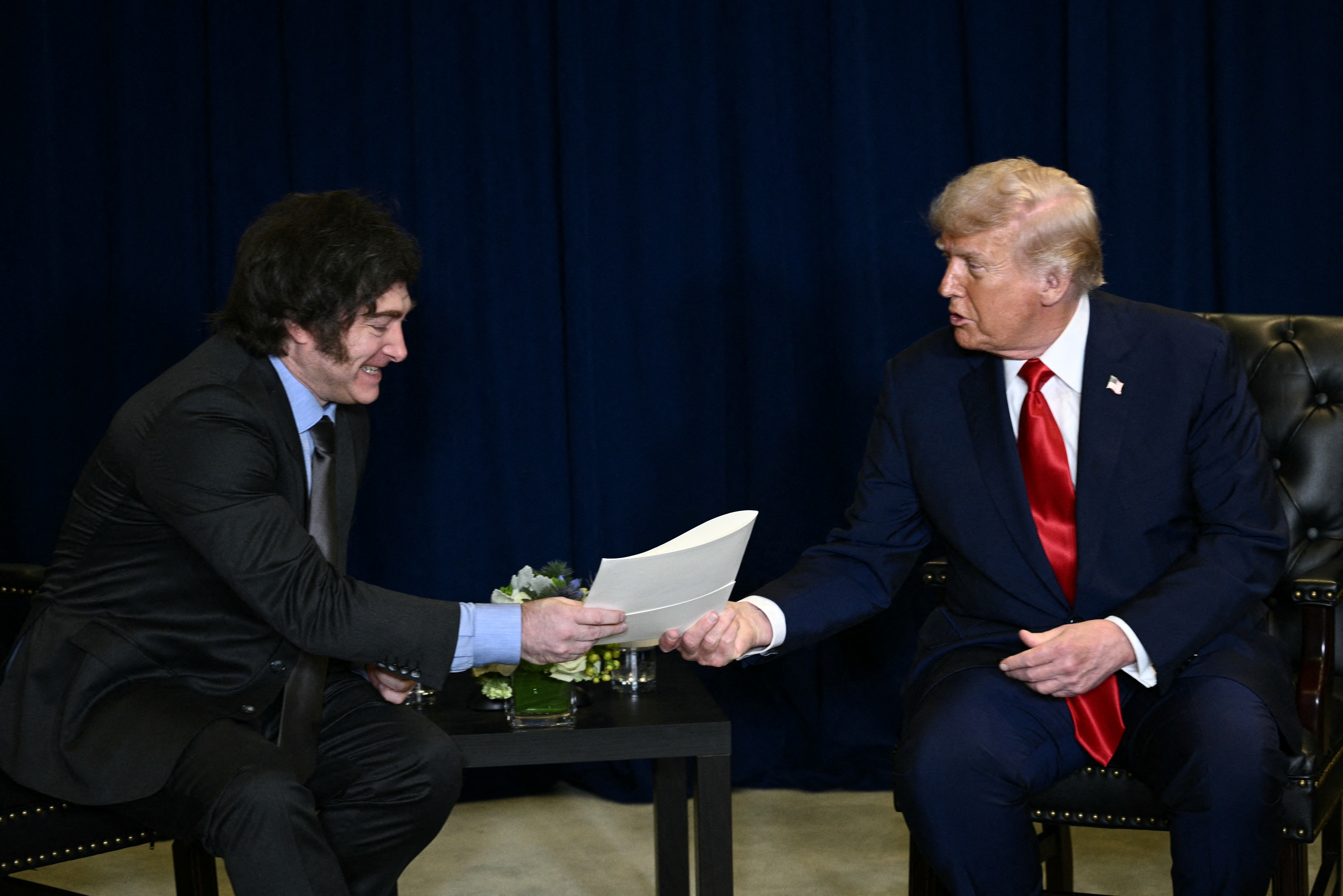 Argentina reacciona ante el salvavidas de Trump a Milei: “No resuelve los problemas, da tiempo”