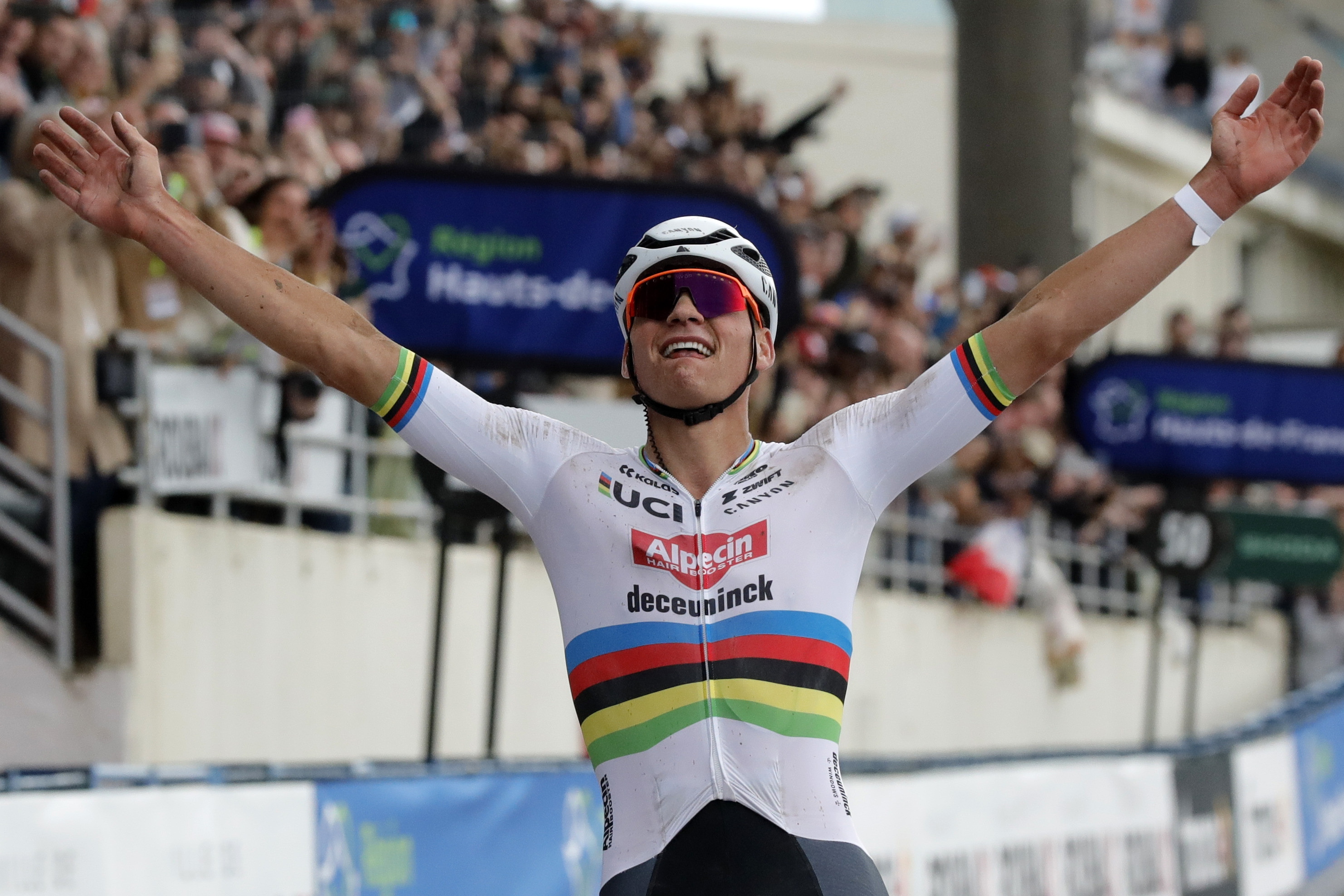 Van der Poel agranda su leyenda con un doblete en el ‘Infierno del Norte’