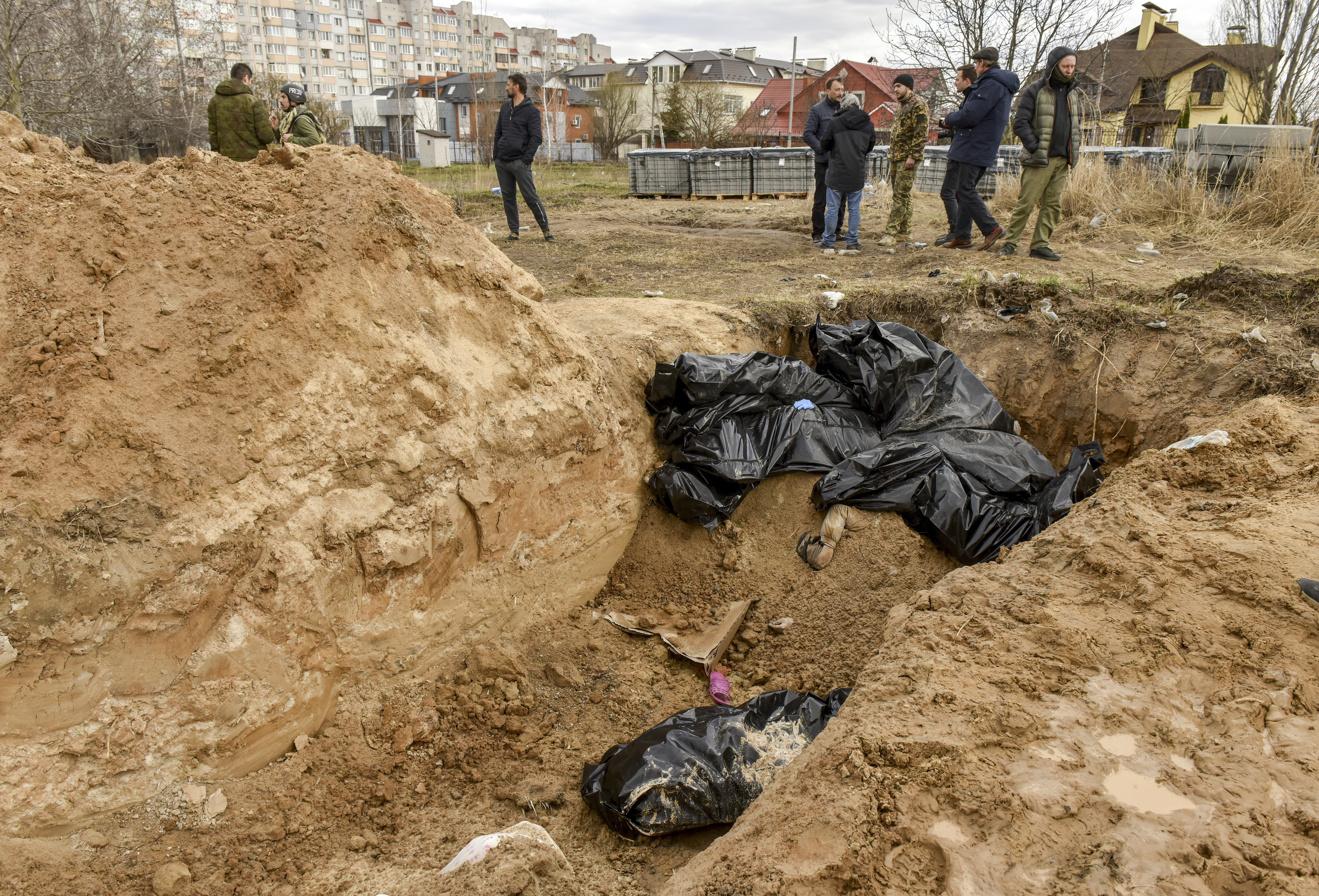 Kyiv (Ukraine), 04/04/2022.- Bodies of civilians in plastic bags lay in a mass grave in Bucha city, which was the recaptured by the Ukrainian army, Kyiv (Kiev) area, Ukraine, 04 April 2022. More than 410 bodies of killed civilians were carried from the recaptured territory in Kyiv's area for exgumation and expert examination. The UN Human Rights Council has decided to launch an investigation into the violations committed after Russia's full-scale invasion of Ukraine as Ukrainian Parliament reported. On 24 February, Russian troops had entered Ukrainian territory in what the Russian president declared a 'special military operation', resulting in fighting and destruction in the country, a huge flow of refugees, and multiple sanctions against Russia. (Rusia, Ucrania) EFE/EPA/OLEG PETRASYUK ATTENTION: GRAPHIC CONTENT