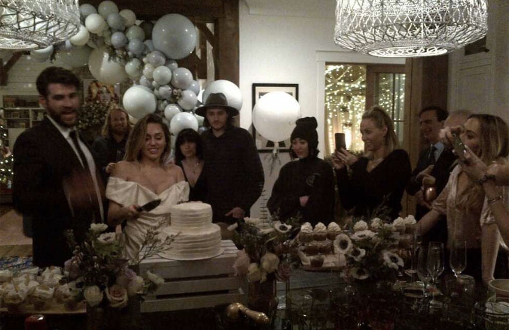 Familia de Miley Cyrus publica más fotos del matrimonio con Liam Hemsworth
