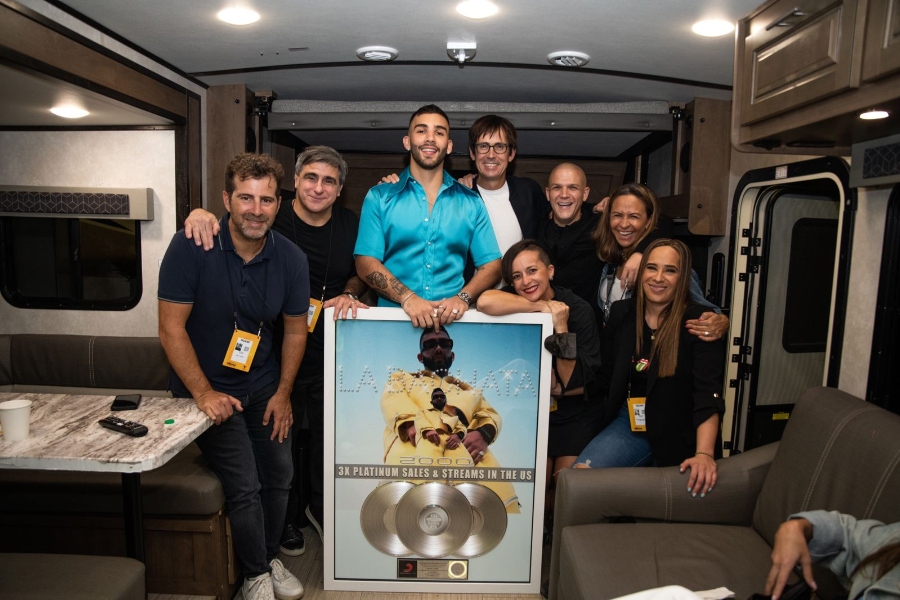 Manuel Turizo recibe placa de triple platino por el éxito de La Bachata en EE.UU.