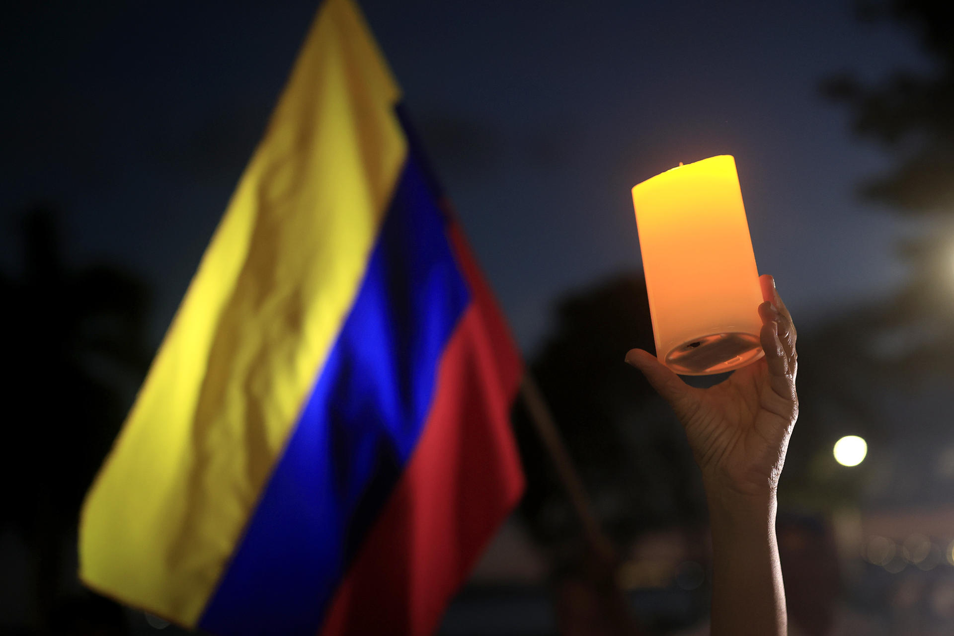 AME6424. CIUDAD DE PANAMÁ (PANAMÁ), 06/12/2025.- Una persona sostiene una vela durante la marcha "por la paz y la libertad" en Venezuela este sábado, en Ciudad de Panamá (Panamá). Decenas de venezolanos se sumaron en Panamá a las marchas globales "por la paz y la libertad" en Venezuela convocadas el jueves por la líder opositora y exdiputada del país sudamericano María Corina Machado. EFE/ Bienvenido Velasco