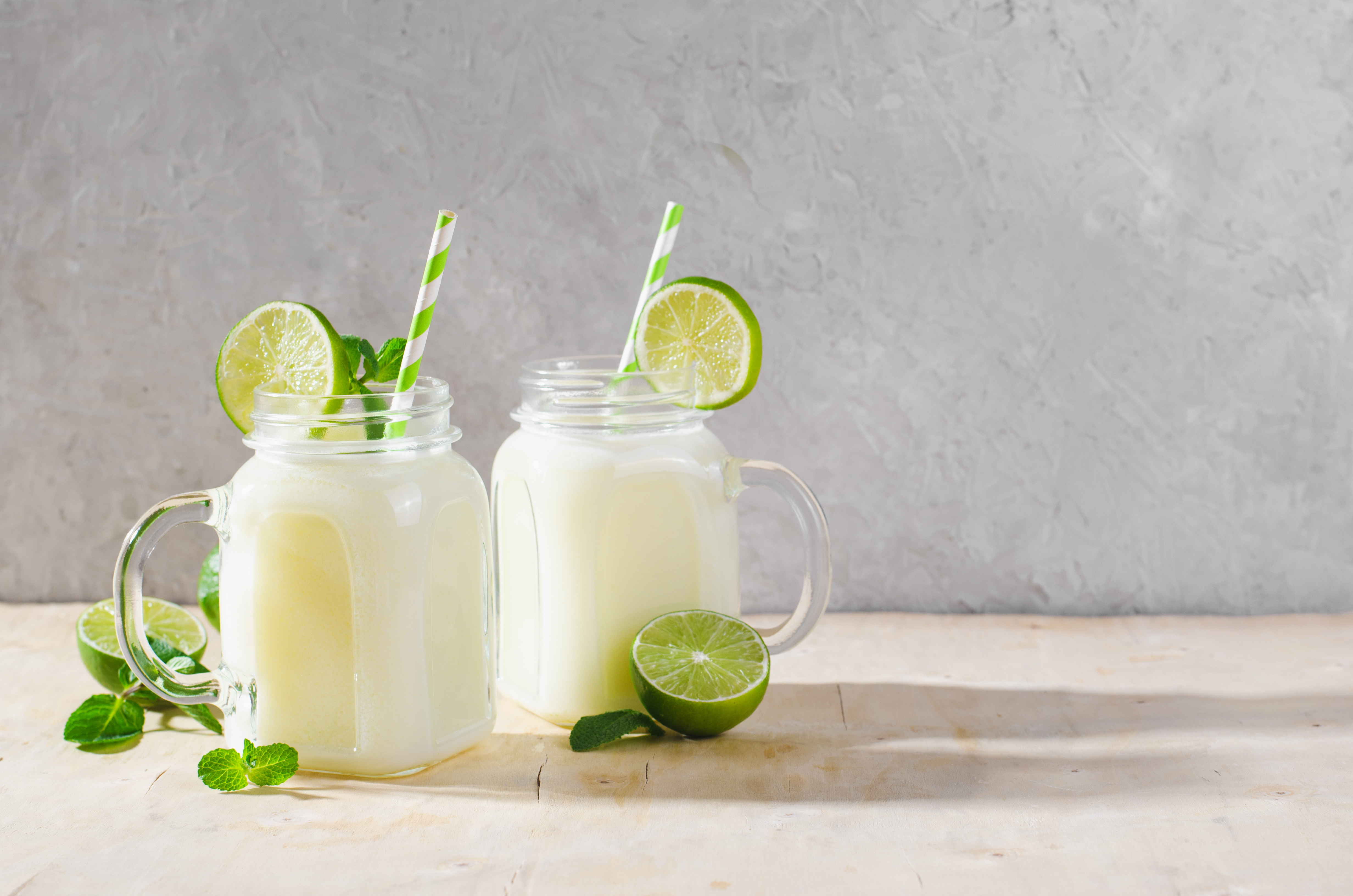 Refresca este miércoles con una exquisita limonada de coco