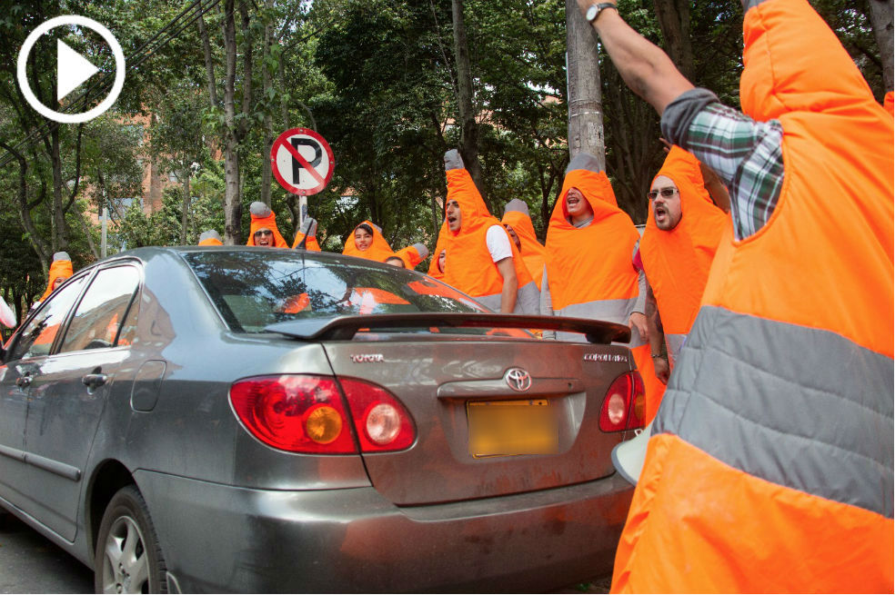 ‘Cono humano’ que protagonizó pelea en Bogotá demanda al Distrito