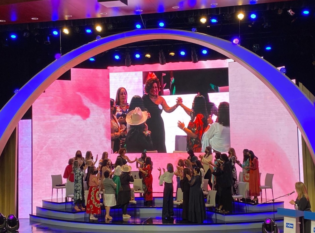 Mujer Cafam 2022 a Claudia Quintero por su lucha en la defensa de derechos humanos