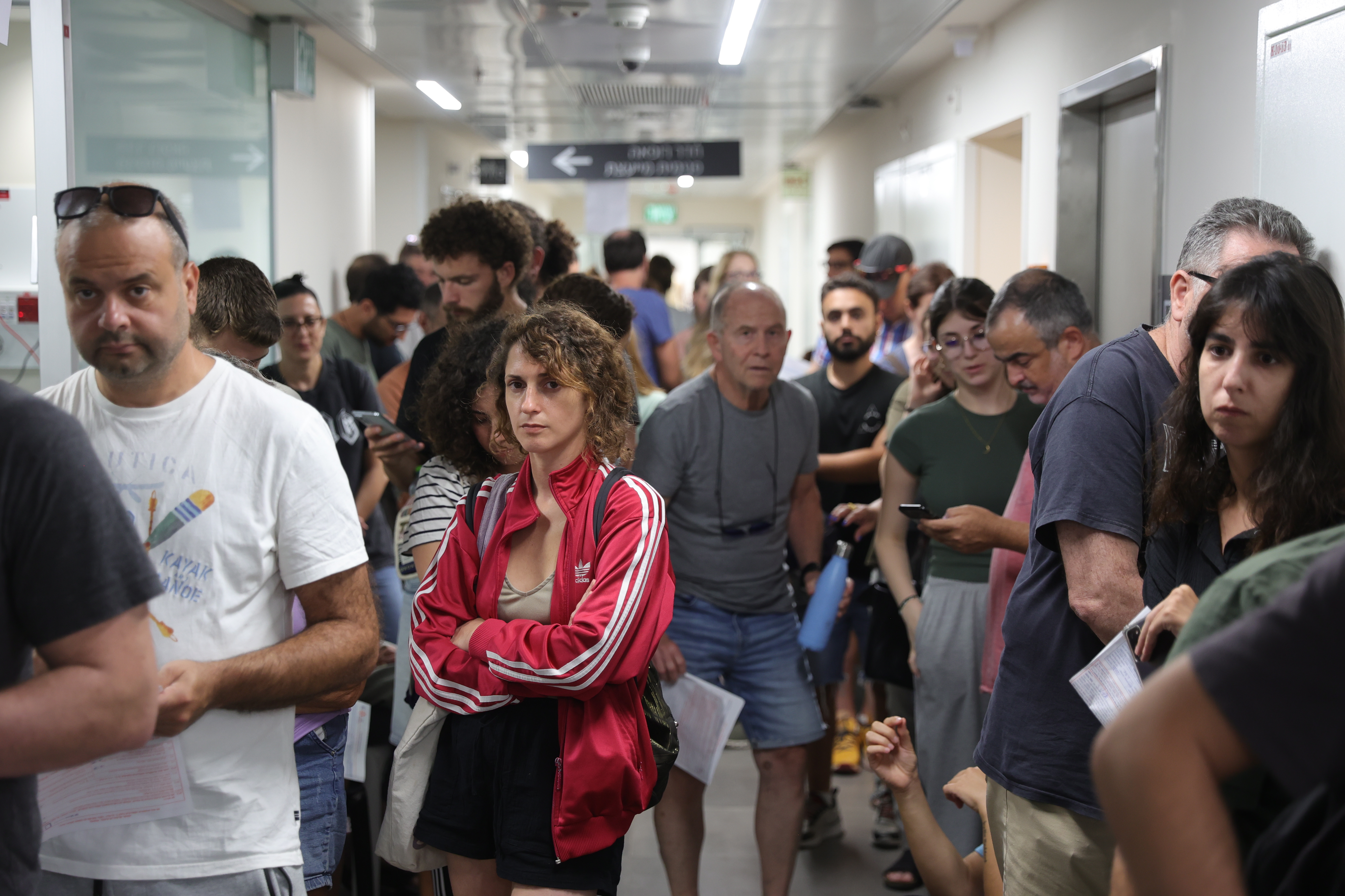 Tel Aviv (Israel), 07/10/2023.- Israelis crowd a hospital corridor as they wait to donate blood at the Ichilov Hospital in Tel Aviv, Israel, 07 October 2023. Numerous volunteers waited at the hospital for their turn to donate blood for the wounded victims of the surprise attacks on Israel by Hamas from the Gaza Strip. According to a hospital spokesman, some 650 Israelis attended to donate blood at the Tel Aviv Medical Center. Israeli State officials report that at least 22 Israelis were killed in seven active combat centers in the South, and that over 3,000 rockets were launched by Hamas. EFE/EPA/ABIR SULTAN