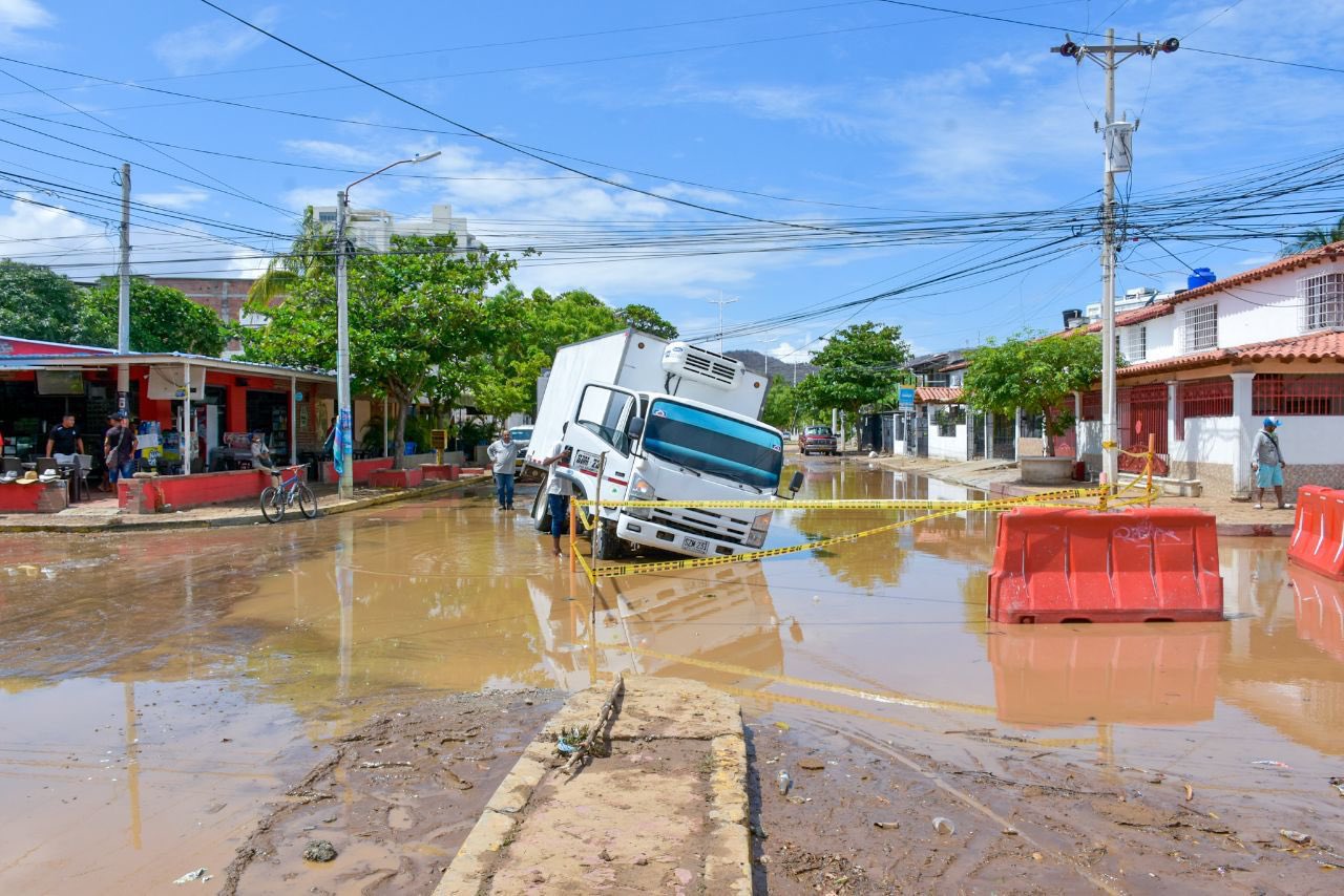 Vehículo quedó atrapado en un tramo sin pavimentar de una avenida en Santa Marta