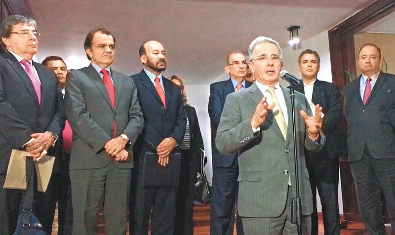 El expresidente y hoy senador Álvaro Uribe, tras la reunión del miércoles con los delegados del Gobierno. / Archivo particular