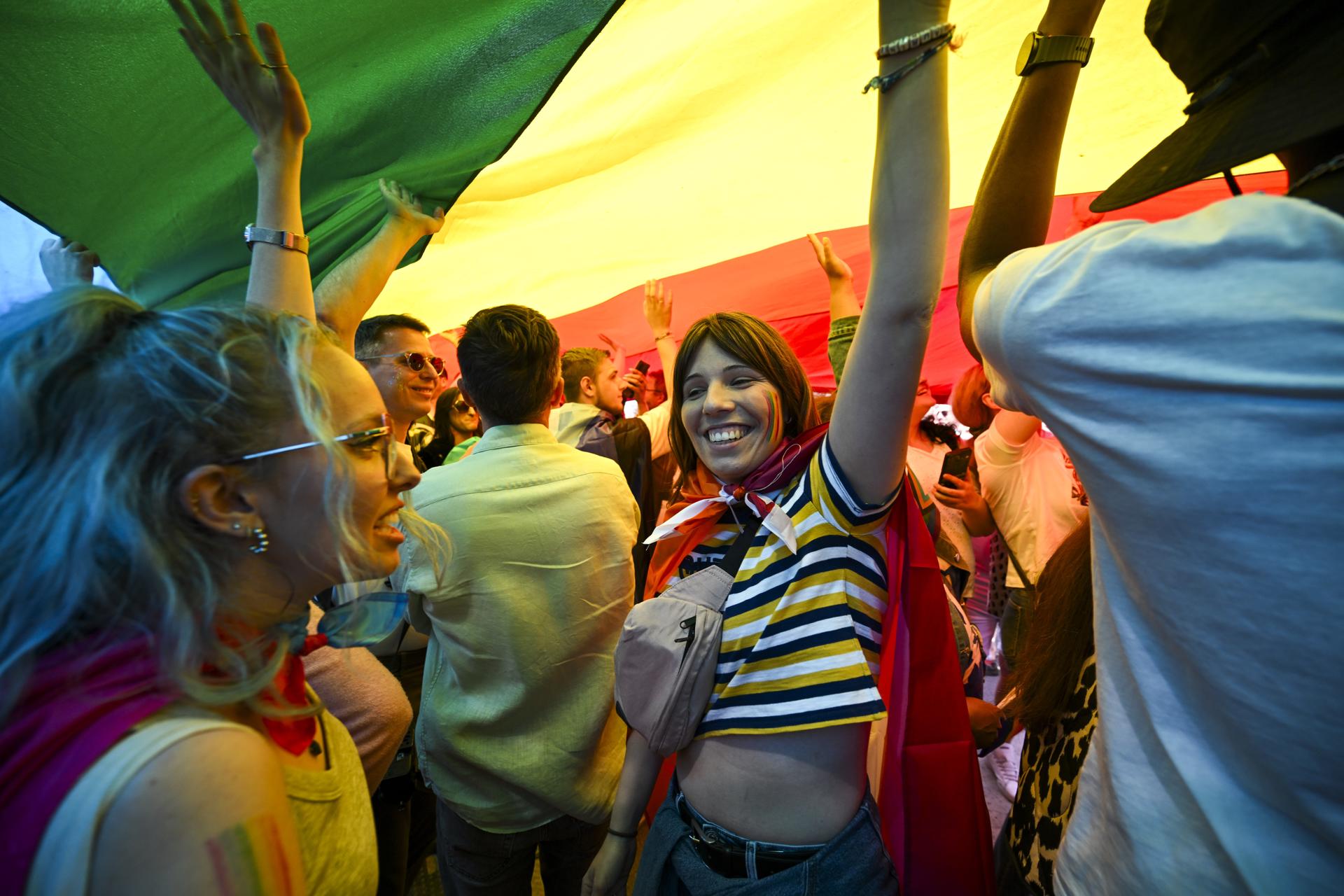 Brussels (Belgium), 17/05/2025.- LGBTQIA+ community members and supporters attend the Pride 2025 parade in Brussels, Belgium, 17 May 2025. Brussels Pride 2025 takes place on 17 May, coinciding with the International Day Against Homophobia, Biphobia, and Transphobia. This is the first edition since the event was added to the Brussels-Capital Region’s Intangible Cultural Heritage list. The theme, 'Unite: Time to Protect Our Rights', calls for the defense of LGBTQIAP+ rights, freedom, and diversity. (Bélgica, Bruselas) EFE/EPA/SIERAKOWSKI FREDERIC
