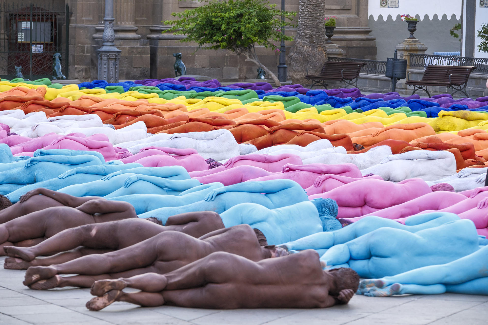 Spencer Tunick reúne 500 cuerpos para crear una escultura sobre la diversidad LGTBIQ+