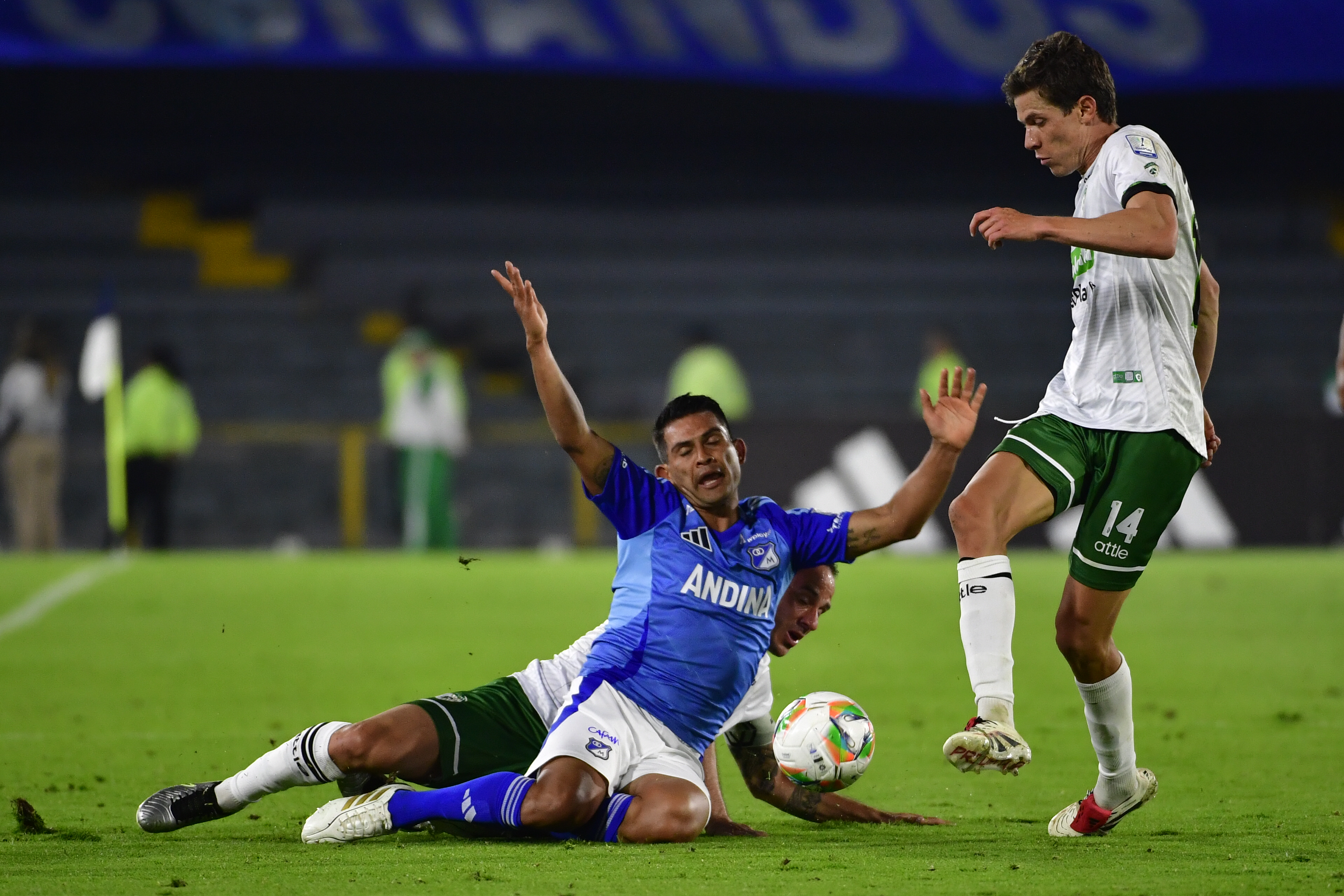 Jugador de Millonarios durante el compromiso ante La Equidad por la fecha tres de la Liga BetPlay Dimayor en el Estadio El Campin de Bogotá