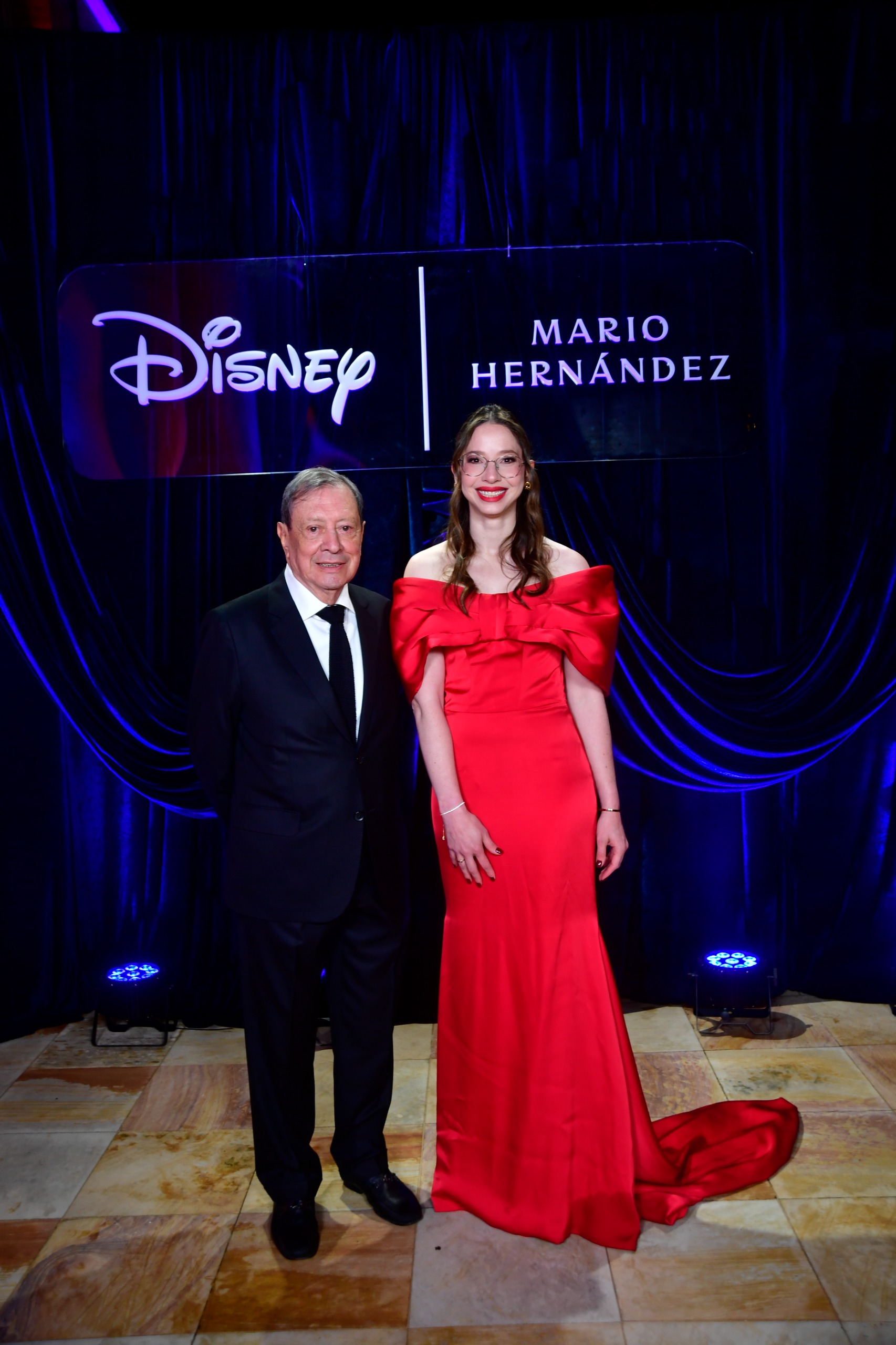 Mario Hernández y Disney lanzaron su colaboración en una gala que se llevó a cabo el 20 de noviembre en el Metropolitan Club de Bogotá. Los invitados, que pasaron por una alfombra azul al llegar, vivieron una experiencia envolvente que los transportó a los distintos universos creativos de cada una de las cápsulas: sueños, amor, magia y aventura.