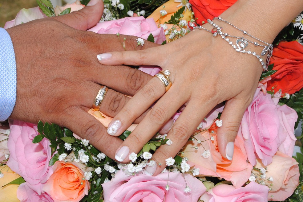 Se cree que en muy poco tiempo la tendencia de las bodas virtuales será mundial. También es una buena alternativa para aquellas parejas que no pueden pagar una fiesta en grande o que aún sin cuarentena están lejos de sus familias y amigos, sin gastar un solo peso y teniendo transmisión en directo, como si se tratara de un especial televisivo.