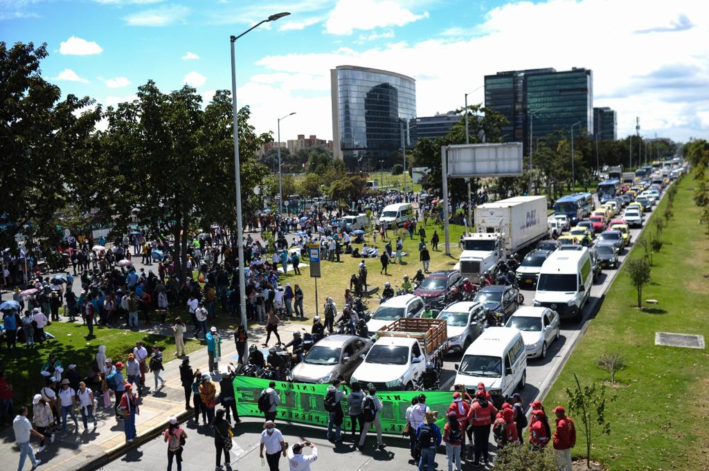 En Bogotá, la marcha partió desde dos puntos. Uno de ellos fue la sede de la Fiduprevisora. El encuentro estaba programado para las 9:00 a.m.