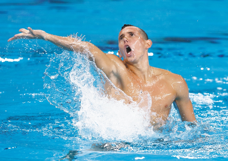 Gustavo Sánchez rompe paradigmas en la natación artística: bendito entre las mujeres