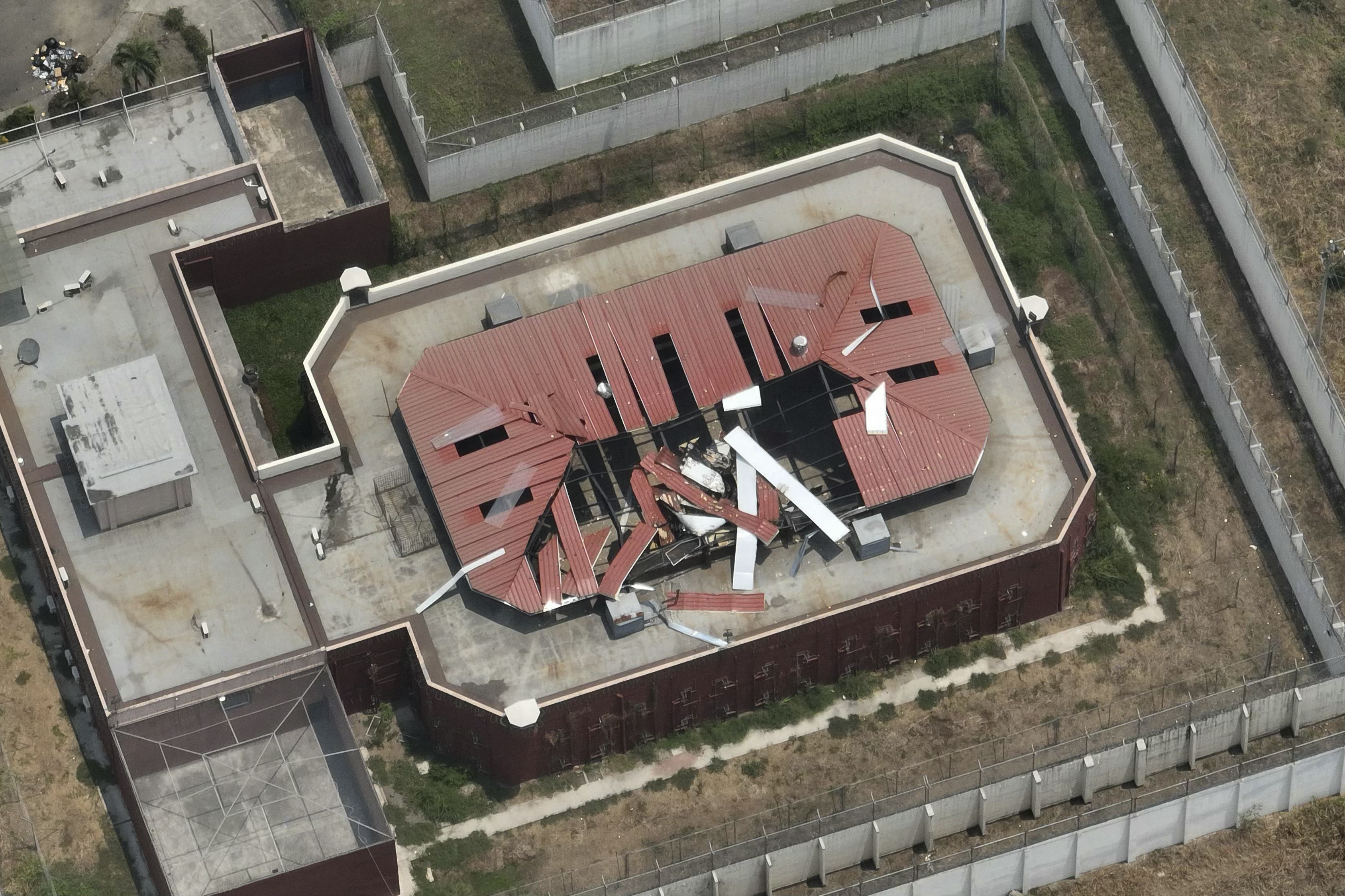 Vista aérea que muestra el techo dañado de la prisión de máxima seguridad La Roca, en Guayaquil, Ecuador.