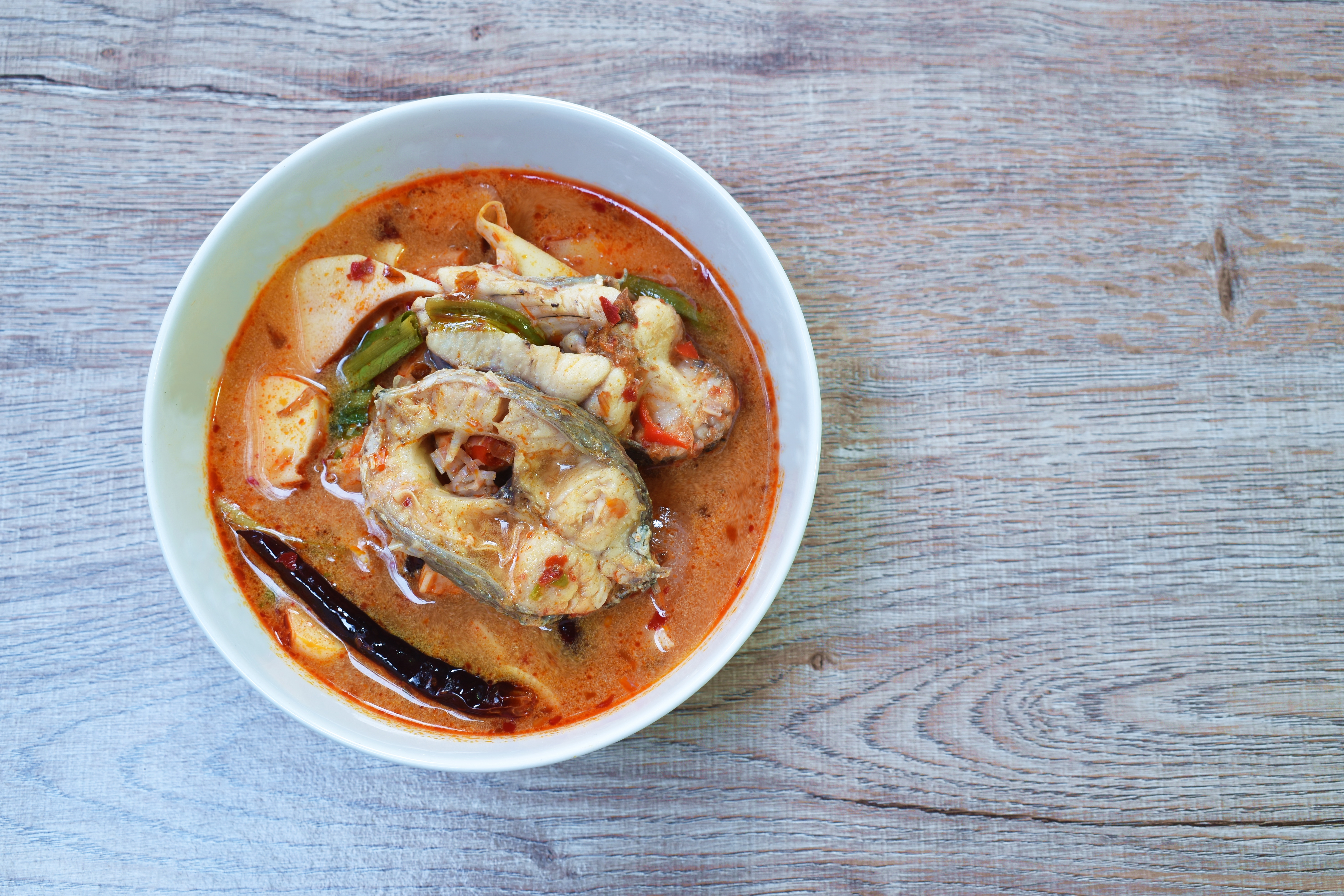 Así se prepara una bandeja costeña de pescado frito bañado con salsa criolla