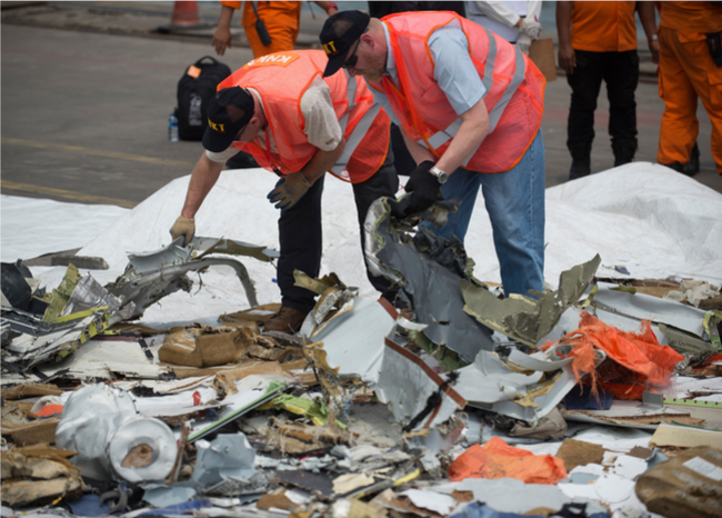 Indonesia confirma la recuperación de una caja negra del avión accidentado