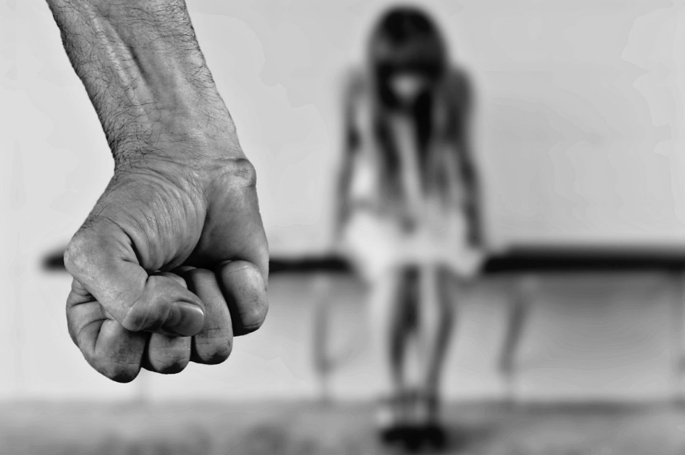 Tres adolescentes detenidos por transmitir abuso sexual por Facebook