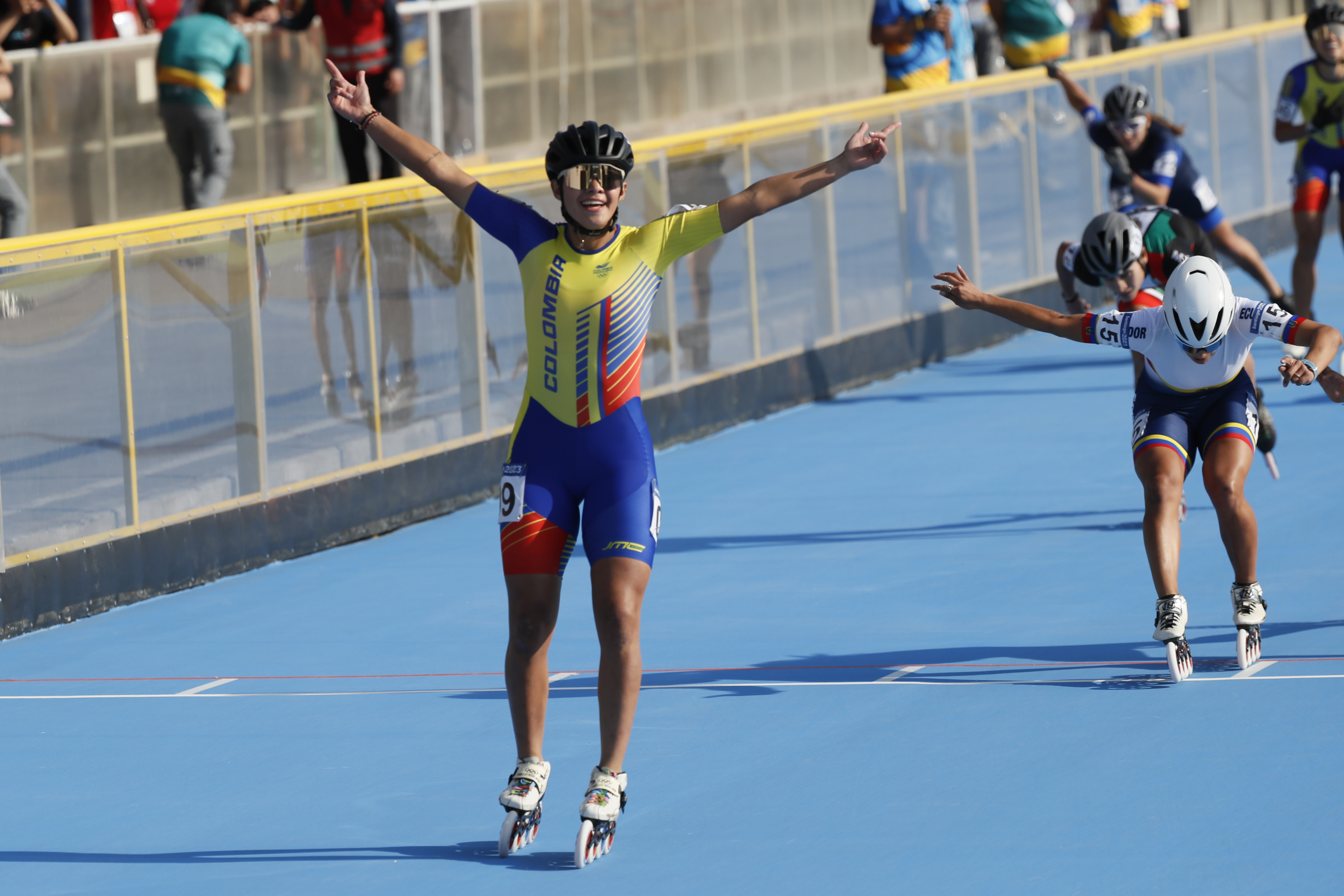 EVE4735. SANTIAGO (CHILE), 04/11/2023.- Gabriela Isabel Rueda de Colombia celebra al ganar la medalla de oro en velocidad 1000m en patinaje de velocidad hoy, durante los Juegos Panamericanos 2023 en Santiago (Chile). EFE/ Carlos Ortega
