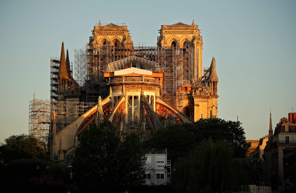 Macron cede: Notre Dame será reconstruida como era antes del incendio de 2019