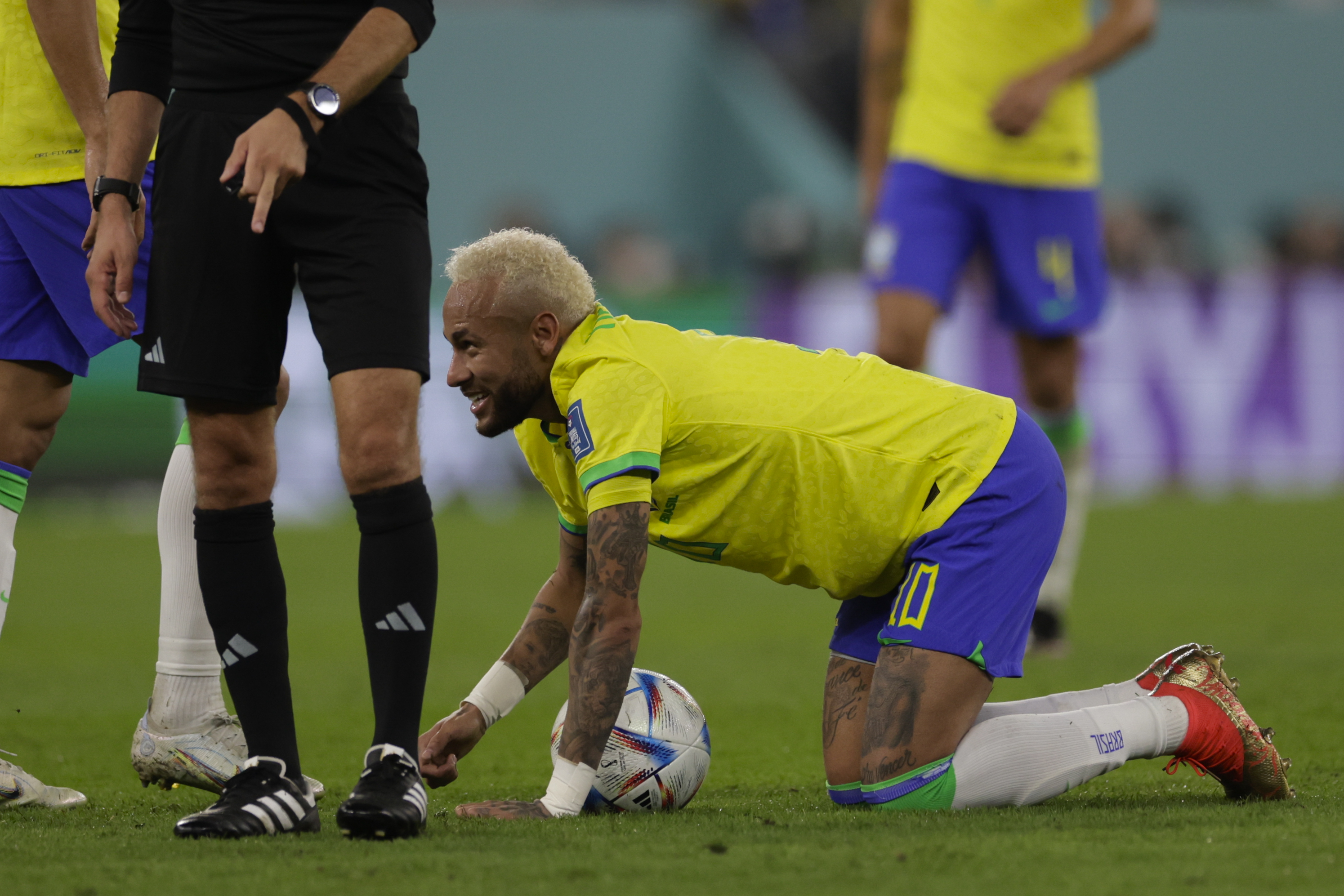 GR1372. DOHA (CATAR), 05/12/2022.- Neymar de Brasil tras una falta hoy, en un partido de los octavos de final del Mundial de Fútbol Qatar 2022 entre Brasil y Corea del Sur en el estadio 974 en Doha (Catar). EFE/ Antonio Lacerda