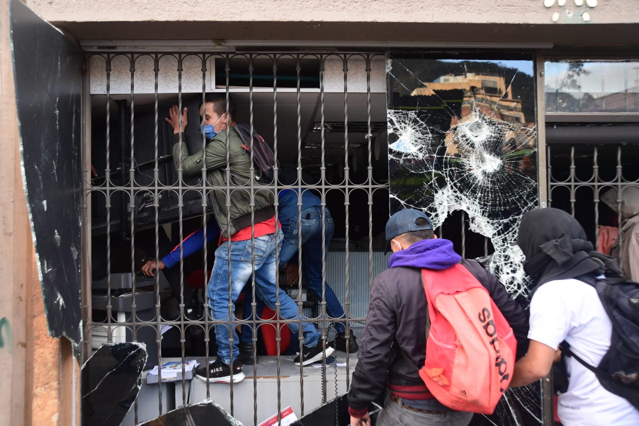 Vándalos se tomaron las instalaciones del Banco Caja Social, ubicado en la calle 12 con séptima y rompieron los vidrios de la fachada.