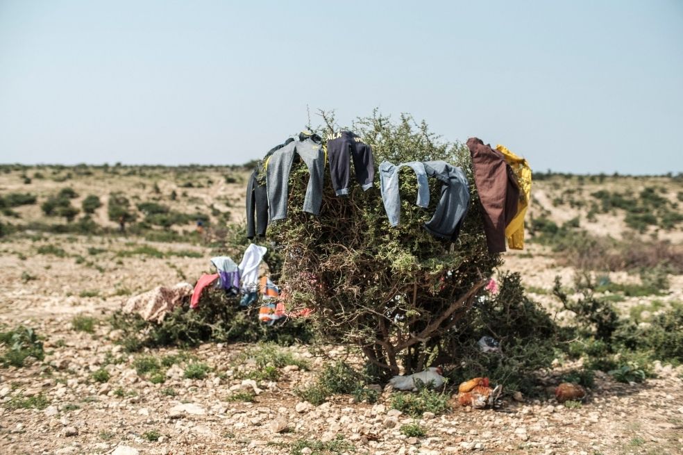 La ropa se seca sobre un arbusto en un asentamiento informal de desplazados internos en las afueras de la ciudad de Hargeisa, Somalia.