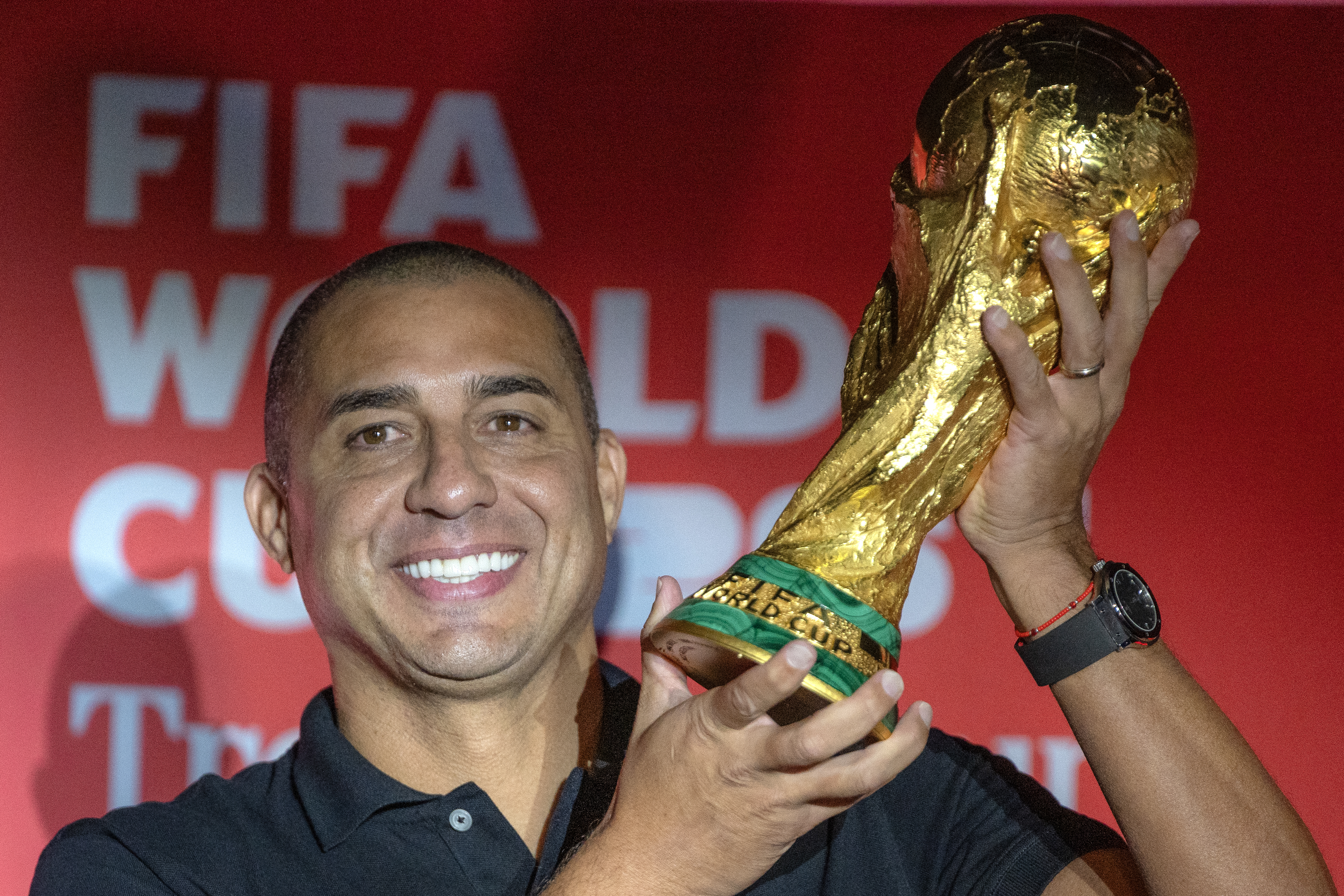 David Trezeguet, campeón del mundo con Francia en 1998, levantando el trofeo original de la Copa del Mundo durante el tour en Bogotá, Colombia, este 15 de febrero de 2026.